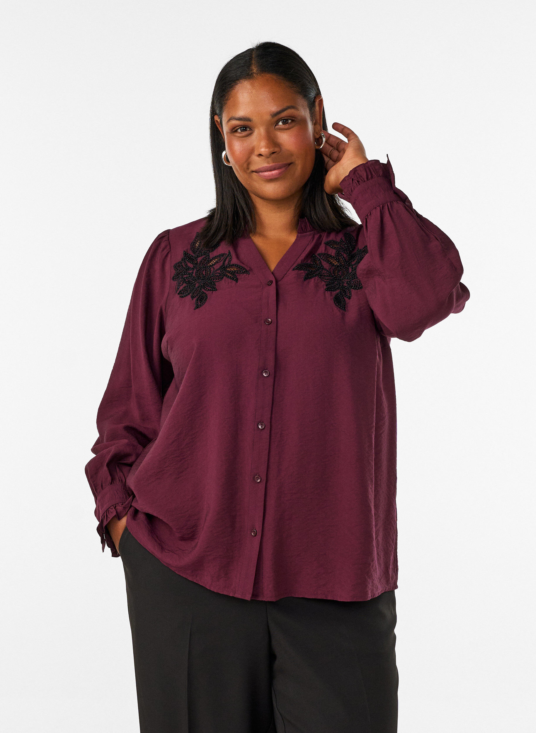 ZizziSkjortebluse med broderede blomsterapplikationer, R&oslash;d, Model image number 0