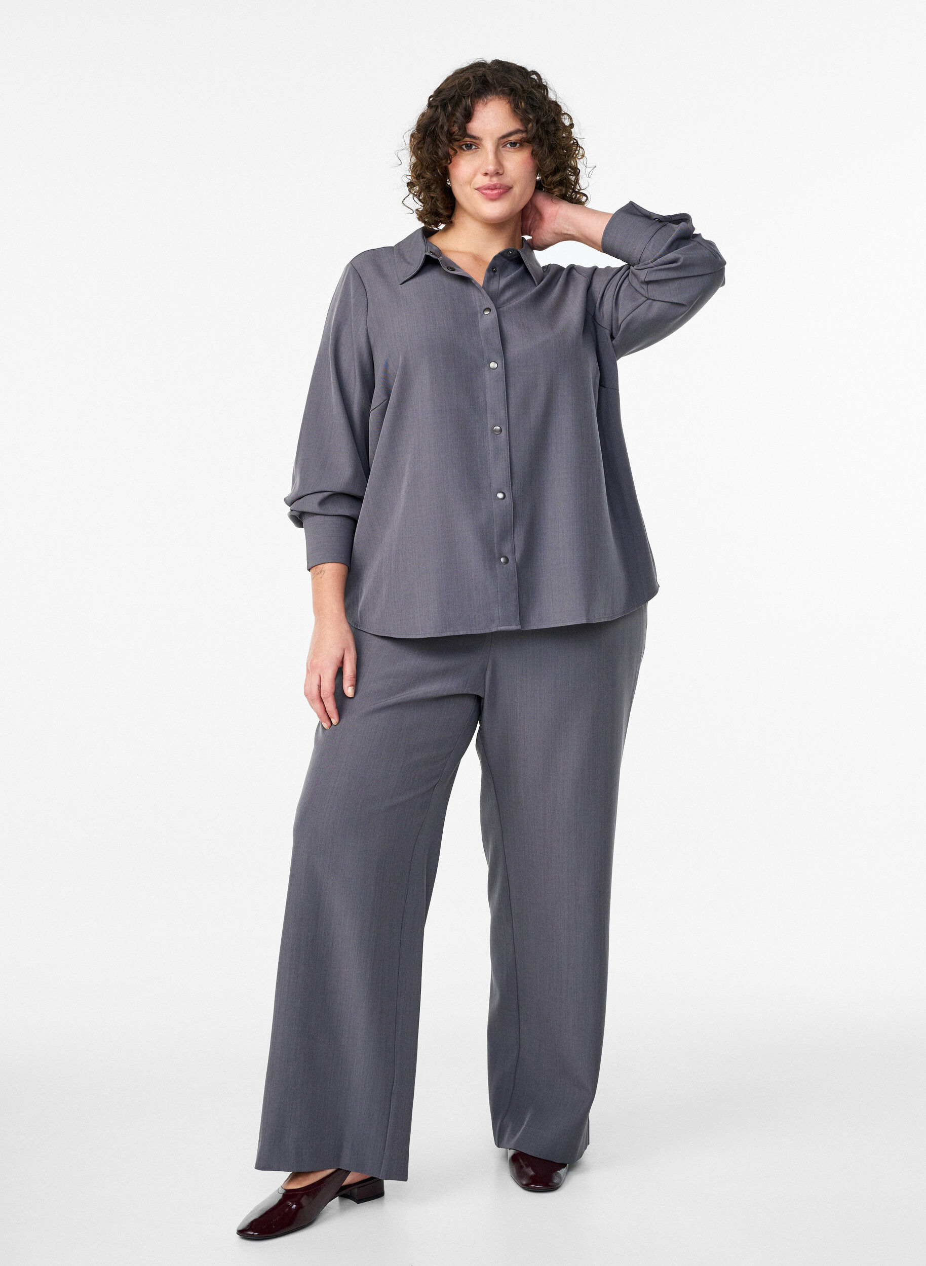 Habitbukser med h&oslash;j talje og brede ben, Gr&aring;, Model