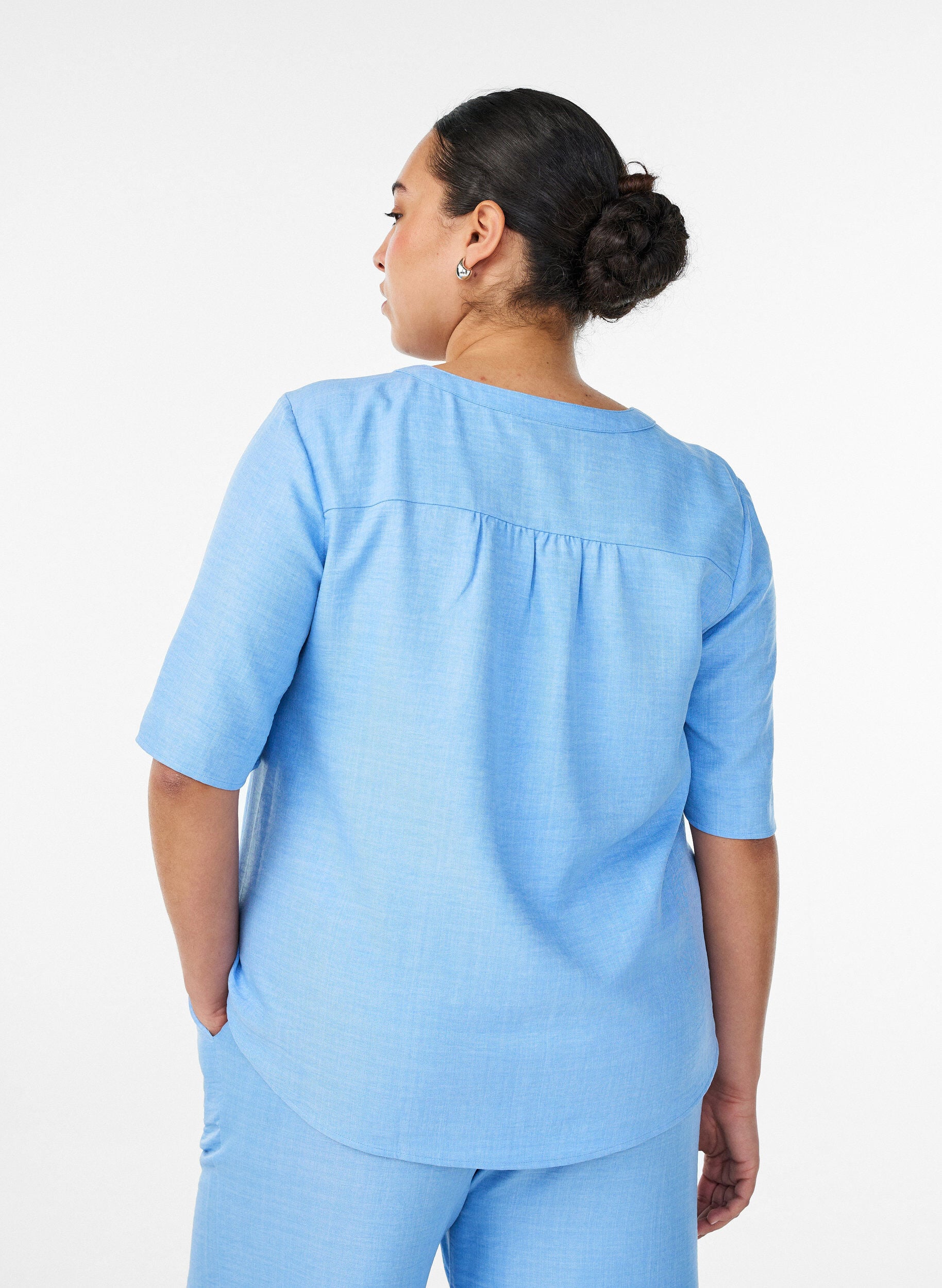 ZizziSkjortebluse med v-hals og korte &aelig;rmer, Bl&aring;, Model image number 2