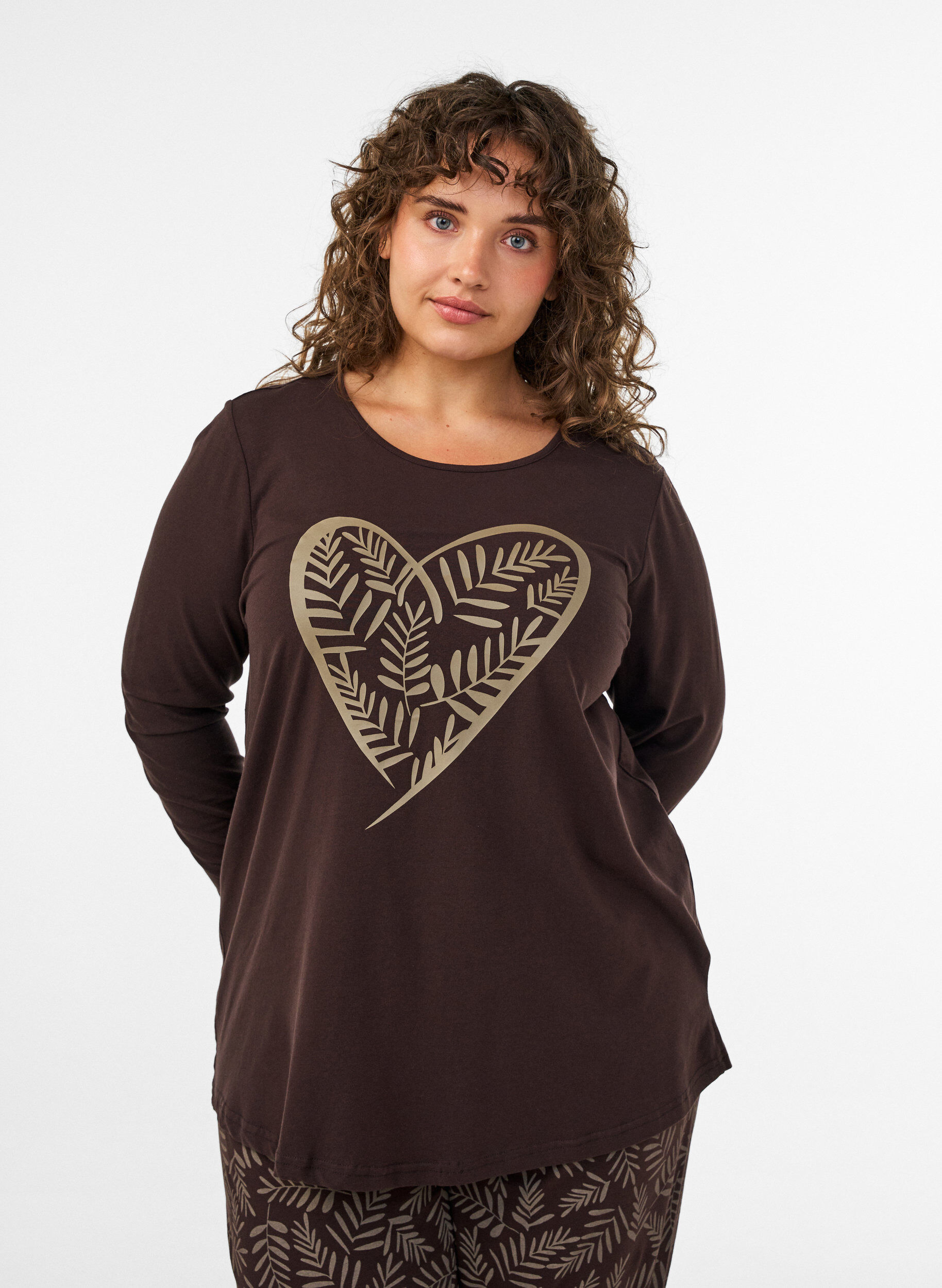 Natbluse i bomuld med hjerteprint, Brun, Model