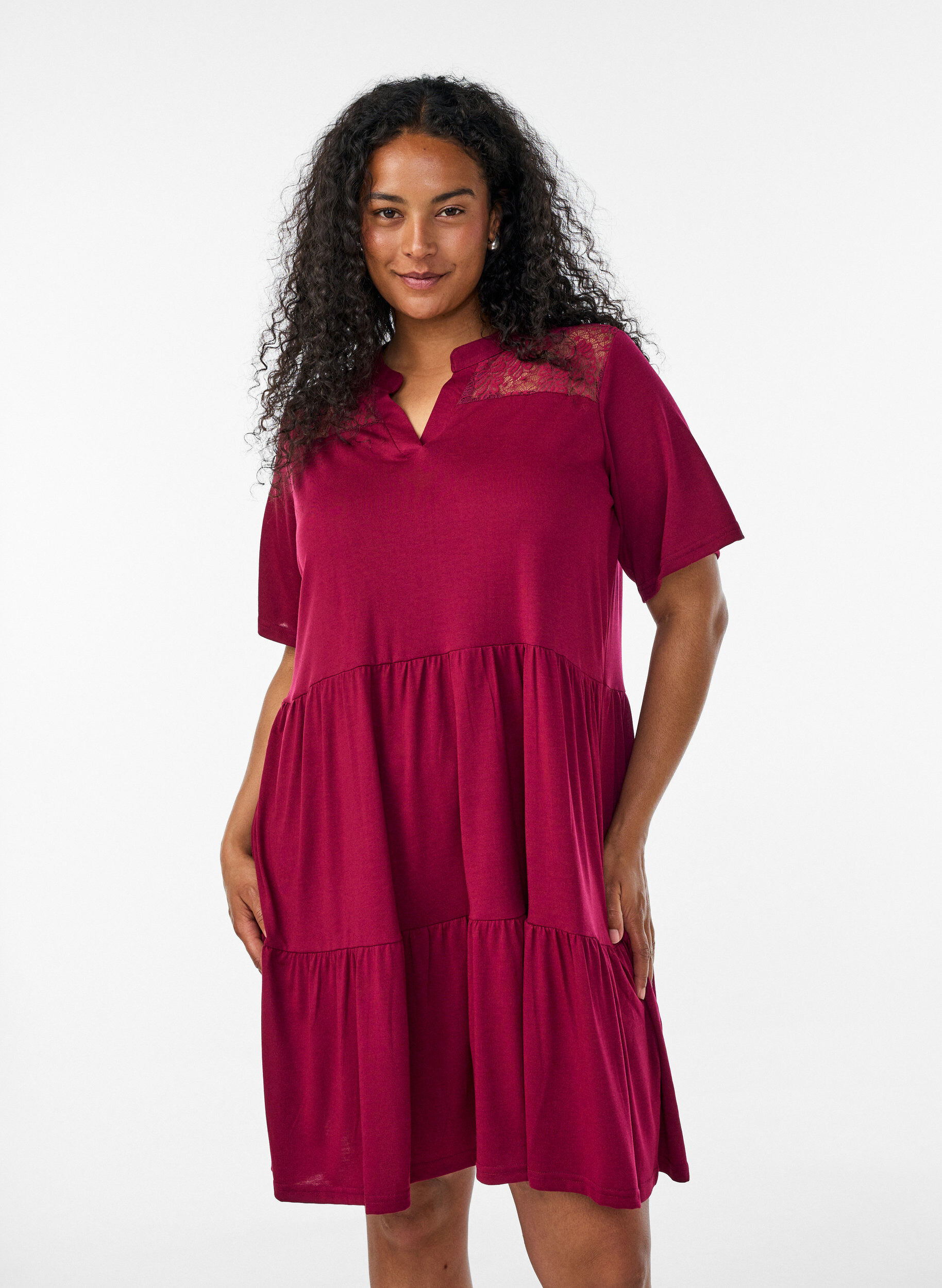 ZizziJerseykjole med blondedetaljer og lagdelt sk&oslash;rt, R&oslash;d, Model image number 0