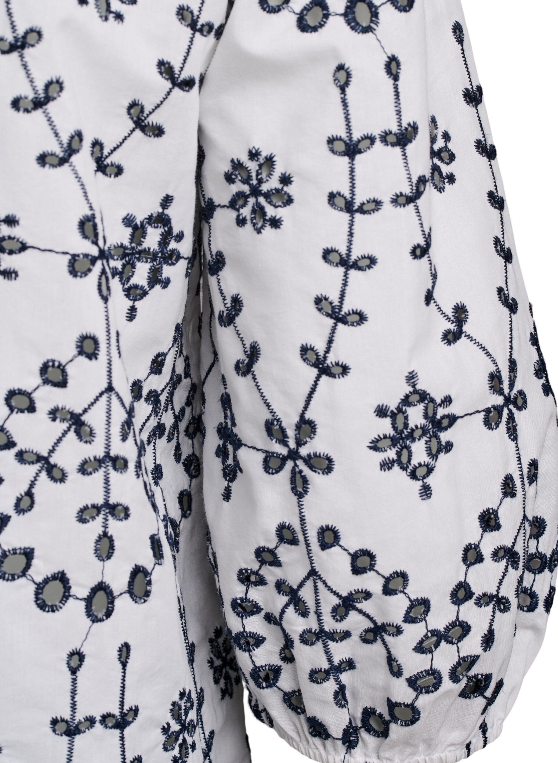 Zizzi 3/4 &aelig;rmet bluse med kontrastfarvet broderi anglaise, Hvid, Packshot image number 3