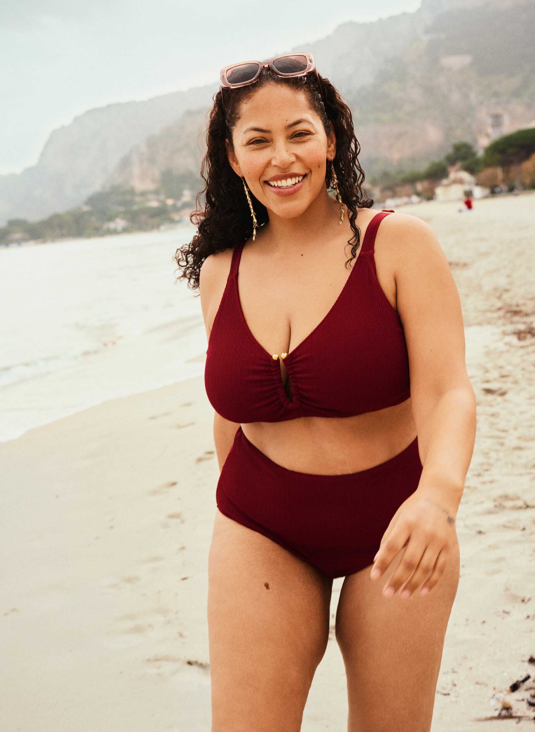 Zizzi Bikinioverdel med struktur og gulddetalje, R&oslash;d, Image image number 0