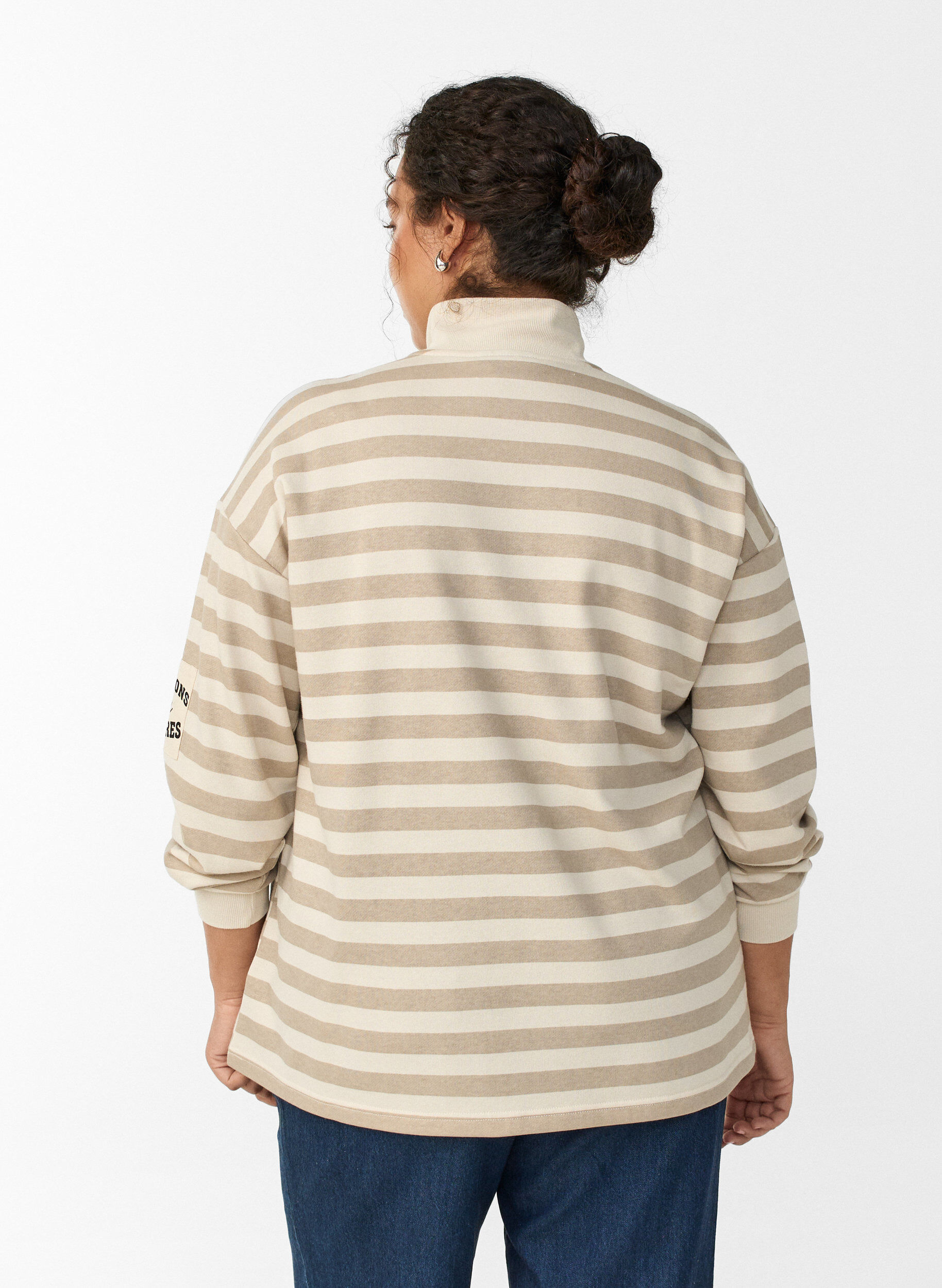 Zizzi Stribet sweatshirt med h&oslash;j hals og lynl&aring;s, Beige, Model image number 2