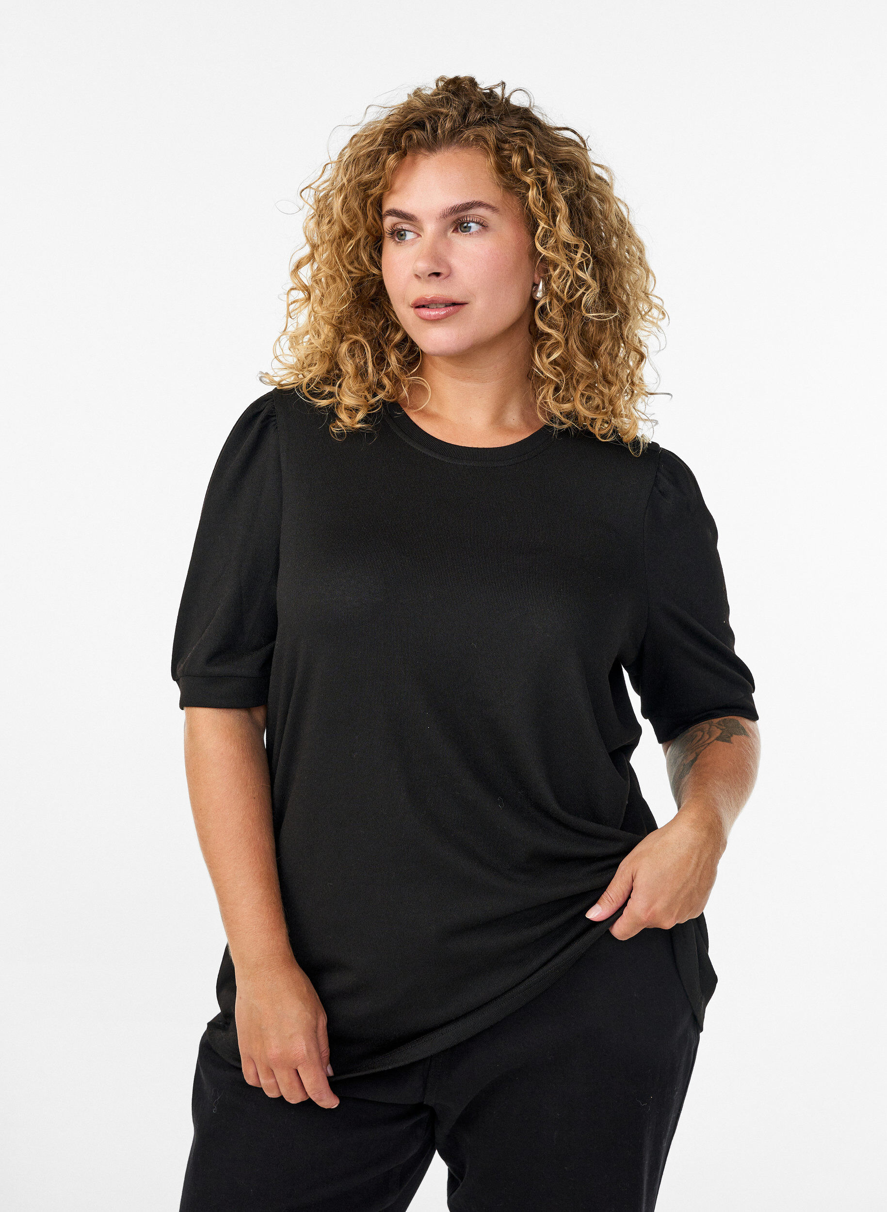 ZizziBluse med knapdetalje og korte puf&aelig;rmer, Sort, Model image number 0