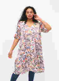 Printet kjole med pufærmer, B. White graphic AOP, Model
