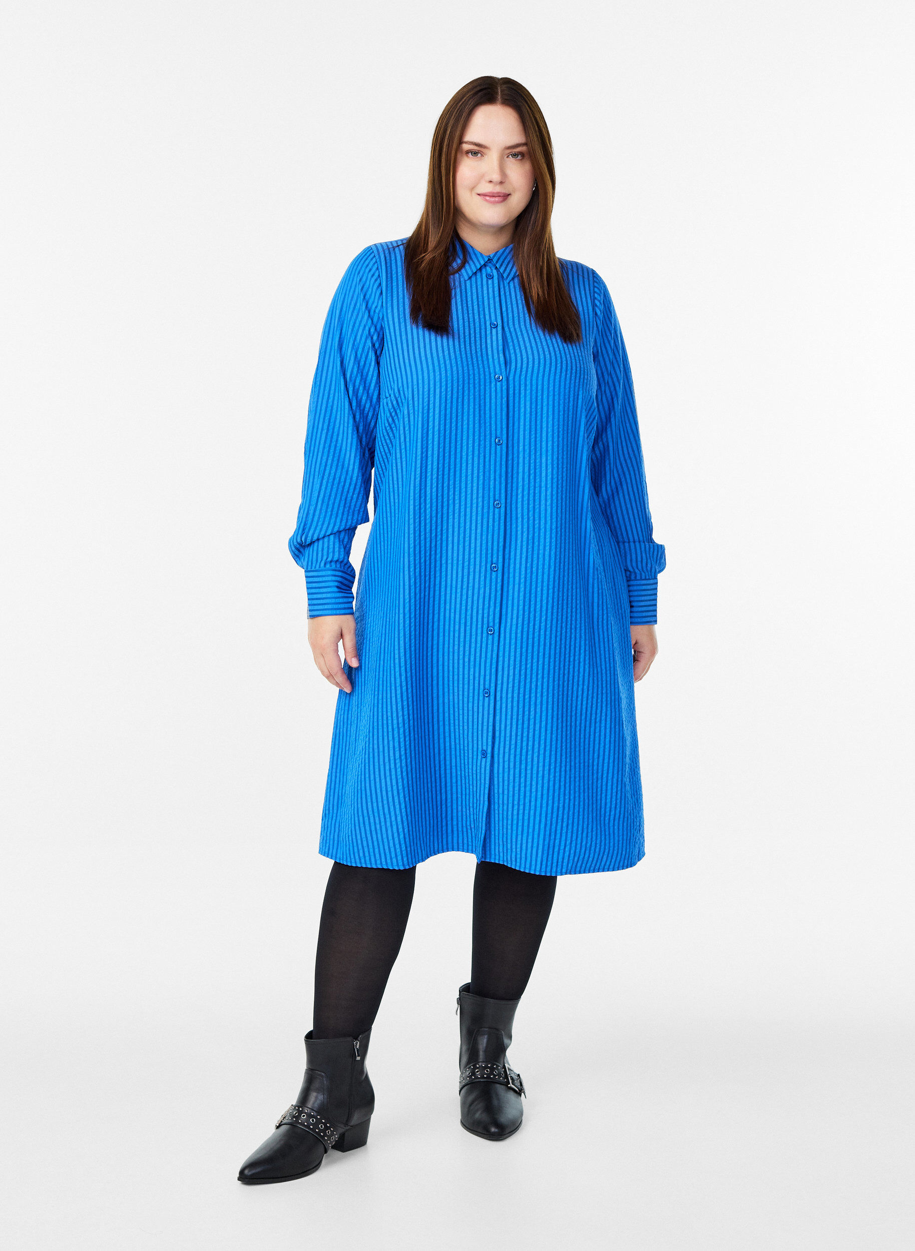 Zizzi Lang stribet skjorte med knapdetalje p&aring; ryggen, Bl&aring;, Model image number 1