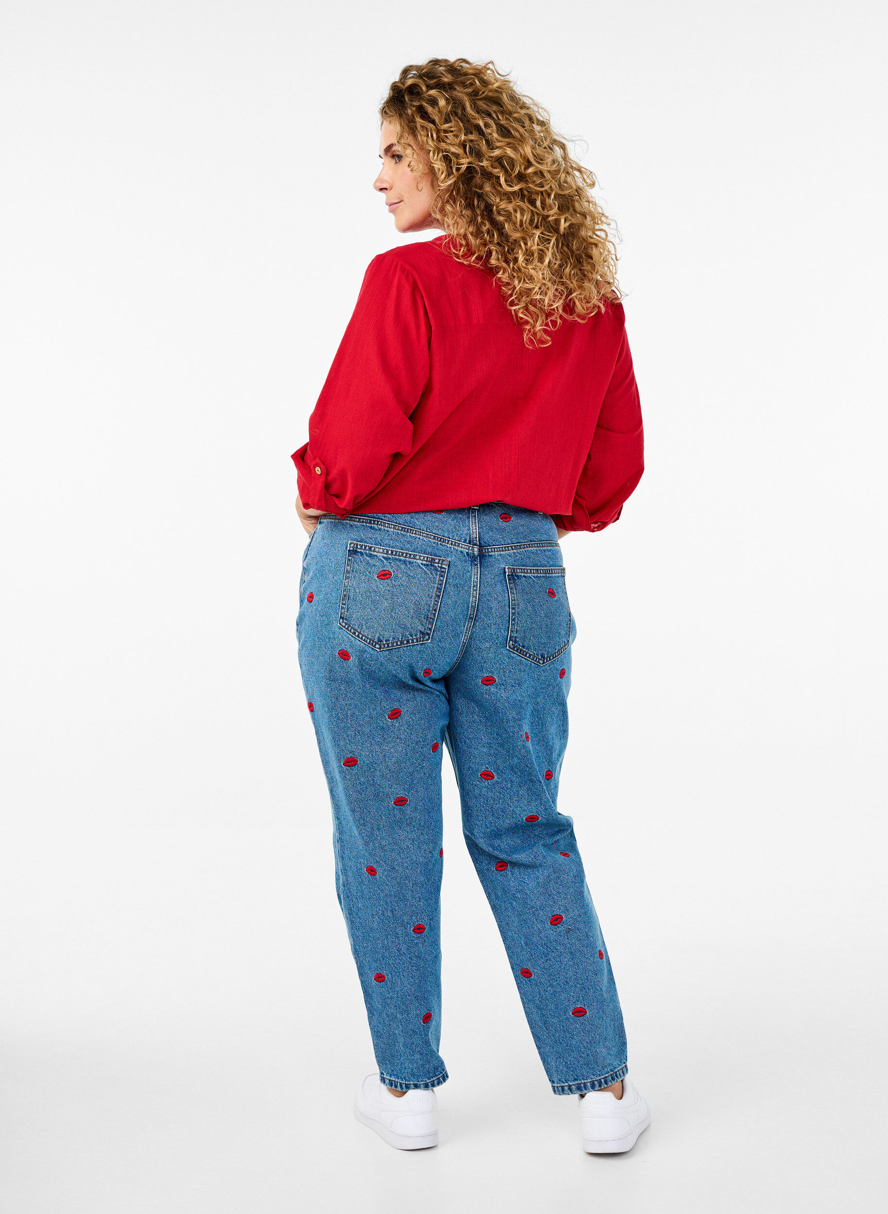 Zizzi Mille mom fit jeans med broderi, Bl&aring;, Model image number 1
