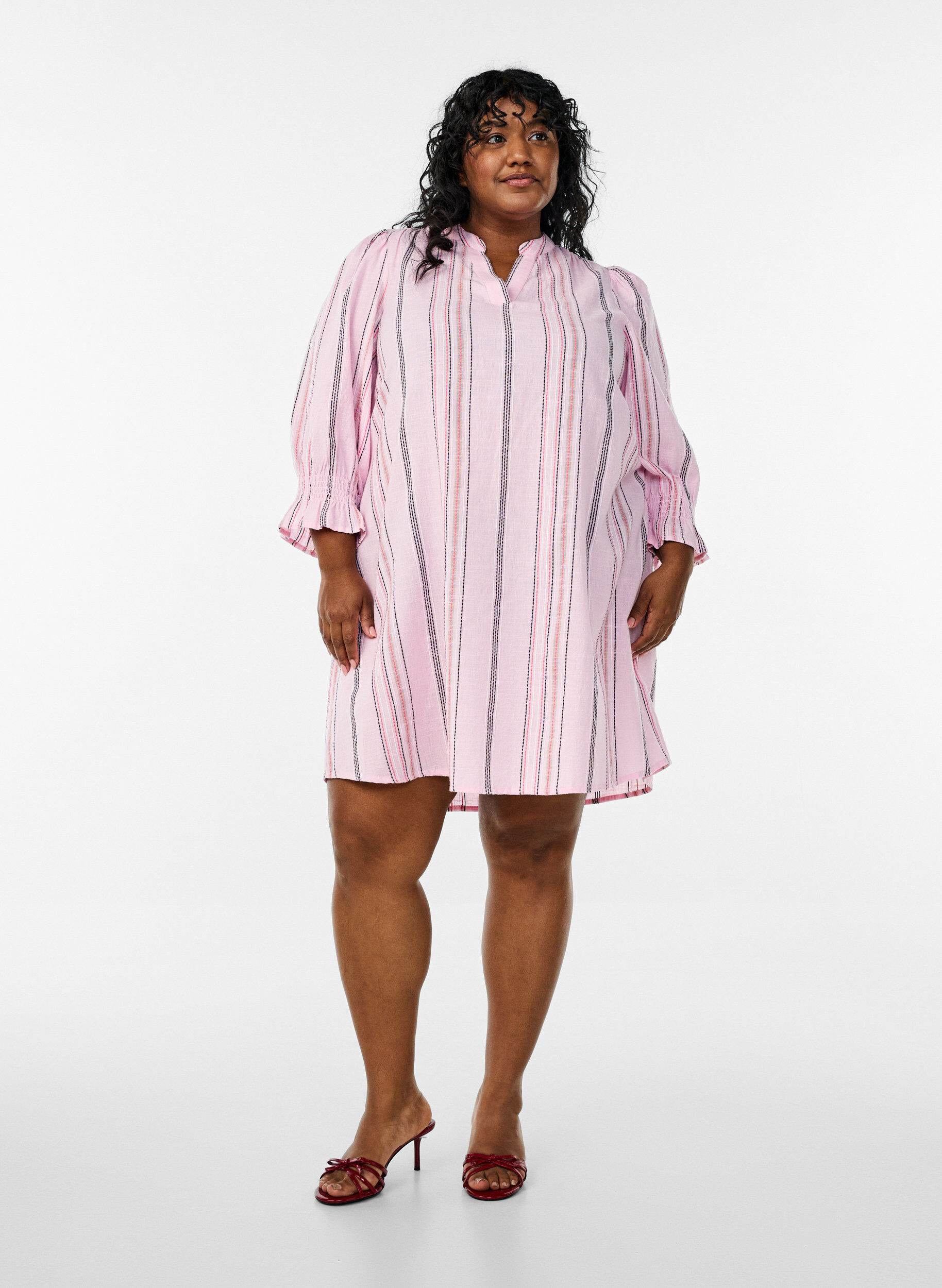 Zizzi Kort kjole i bomuld med stribet m&oslash;nster, Lyser&oslash;d, Model image number 1