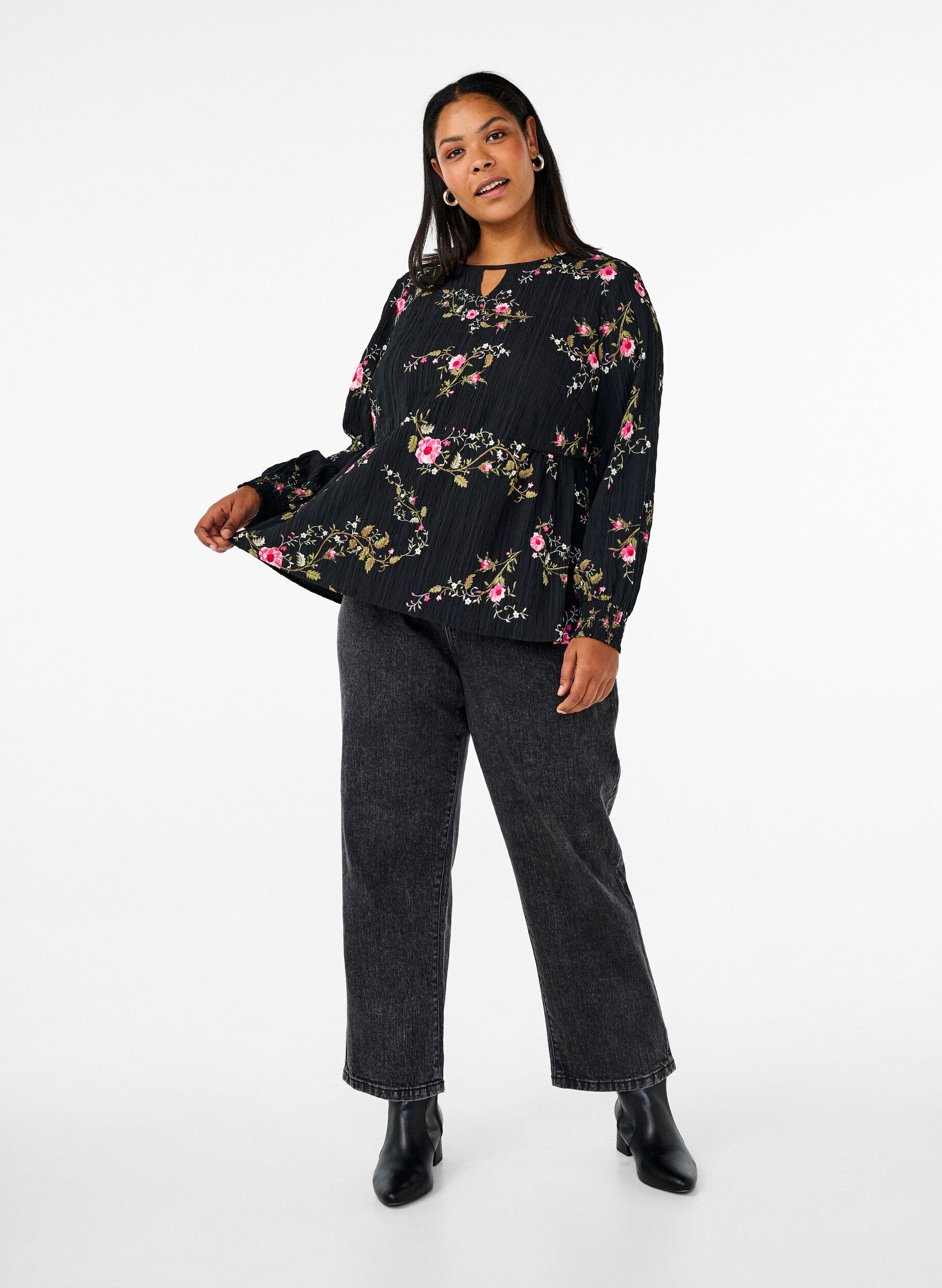 Zizzi Lang&aelig;rmet bluse med blomsterprint, Sort, Model image number 1