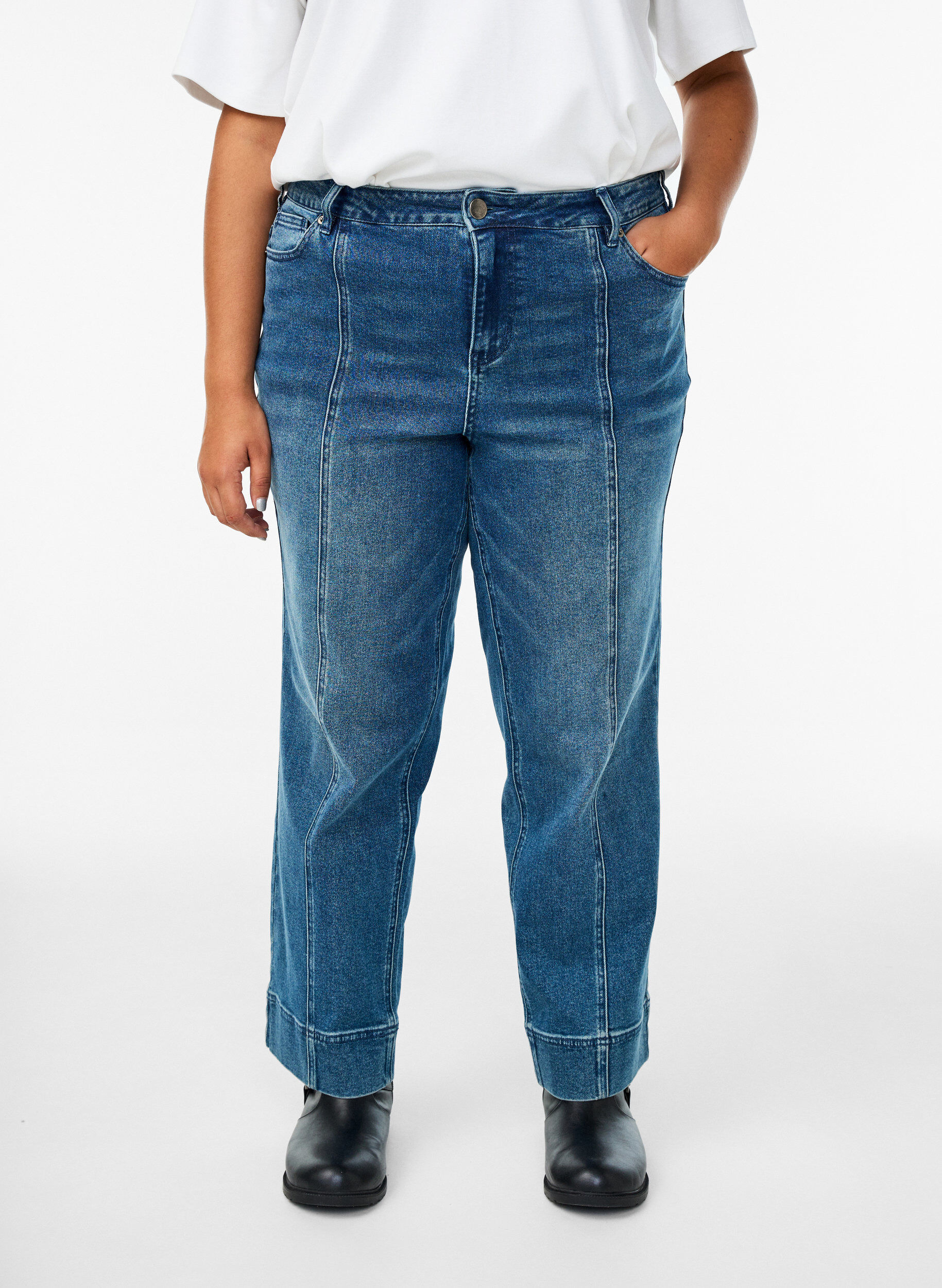 Zizzi Straight fit Kiana jeans med markante syninger, Bl&aring;, Model image number 2