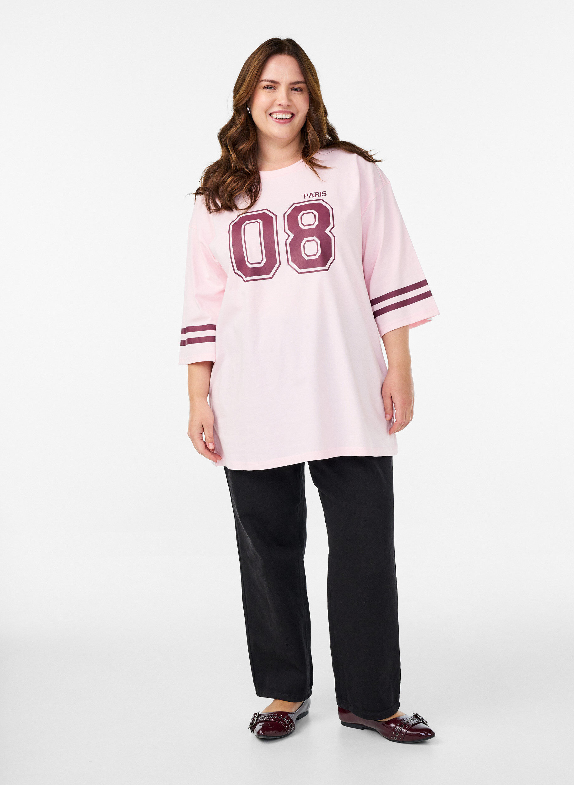 Zizzi Oversize college t-shirt med 3/4 &aelig;rmer, Lyser&oslash;d, Model image number 1