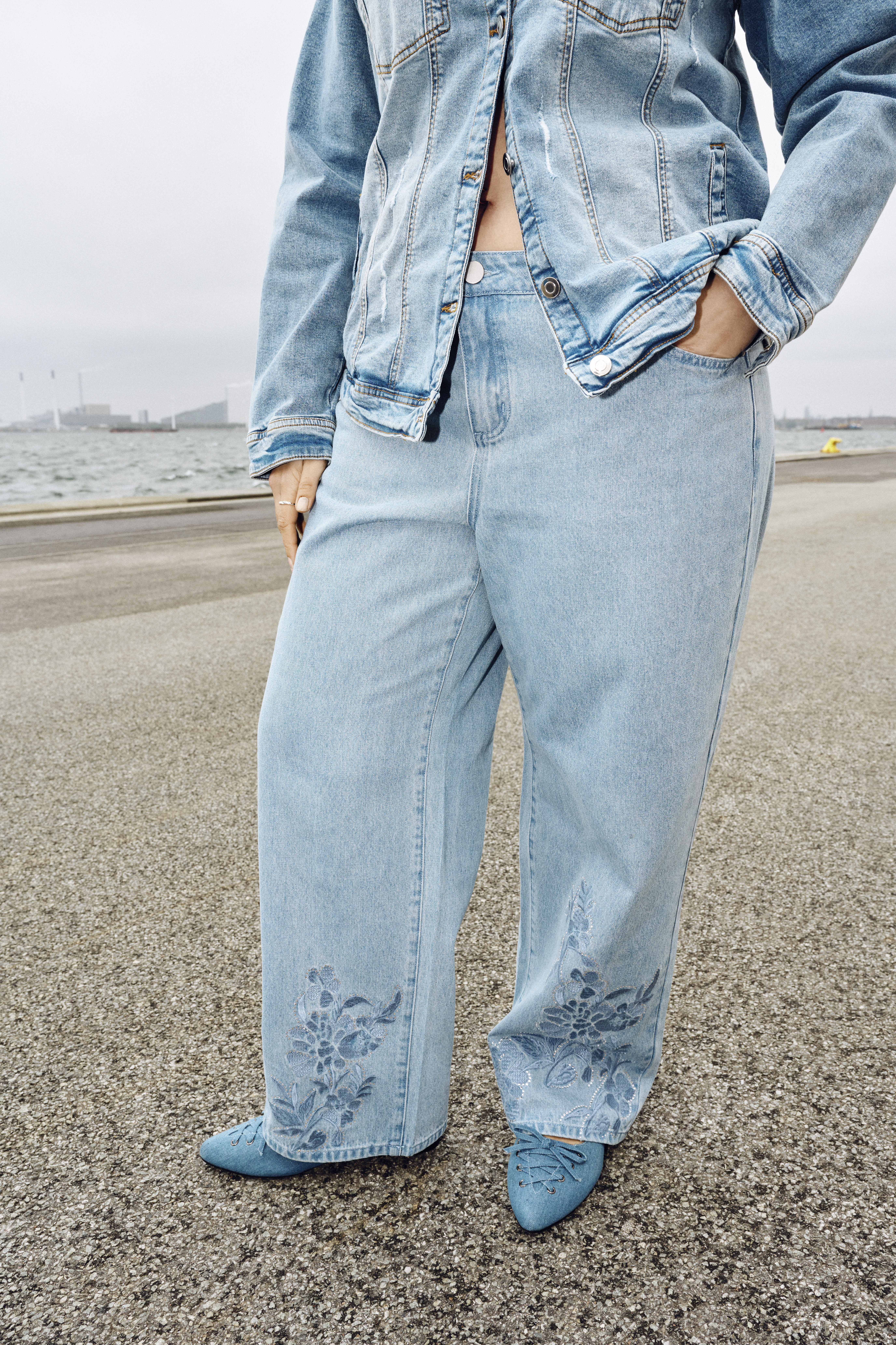 Zizzi Jeans med wide fit og blomsterdetaljer, , Model