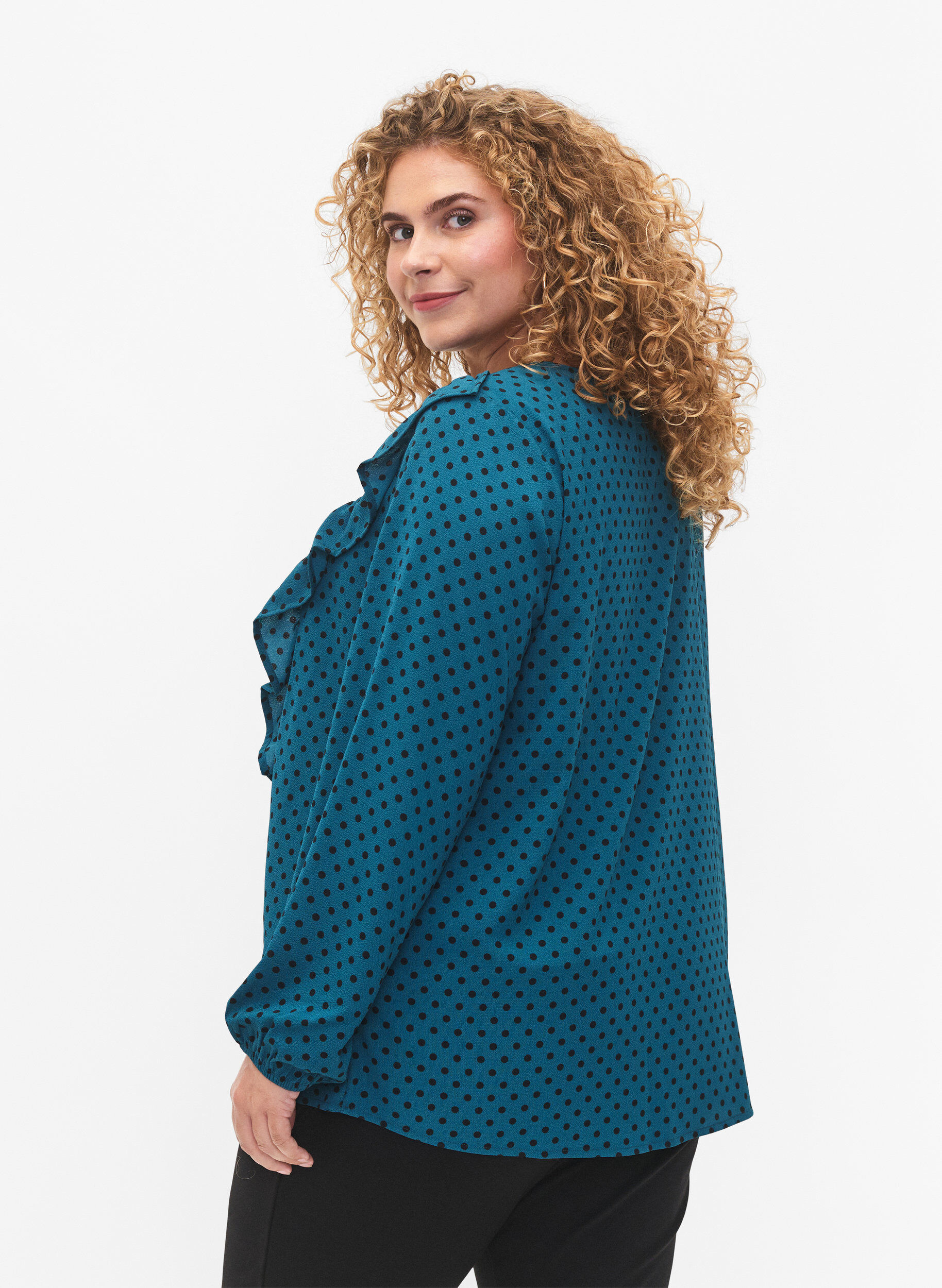 Zizzi Lang&aelig;rmet bluse med fl&aelig;ser, Shaded Spruce Dot, Model image number 1