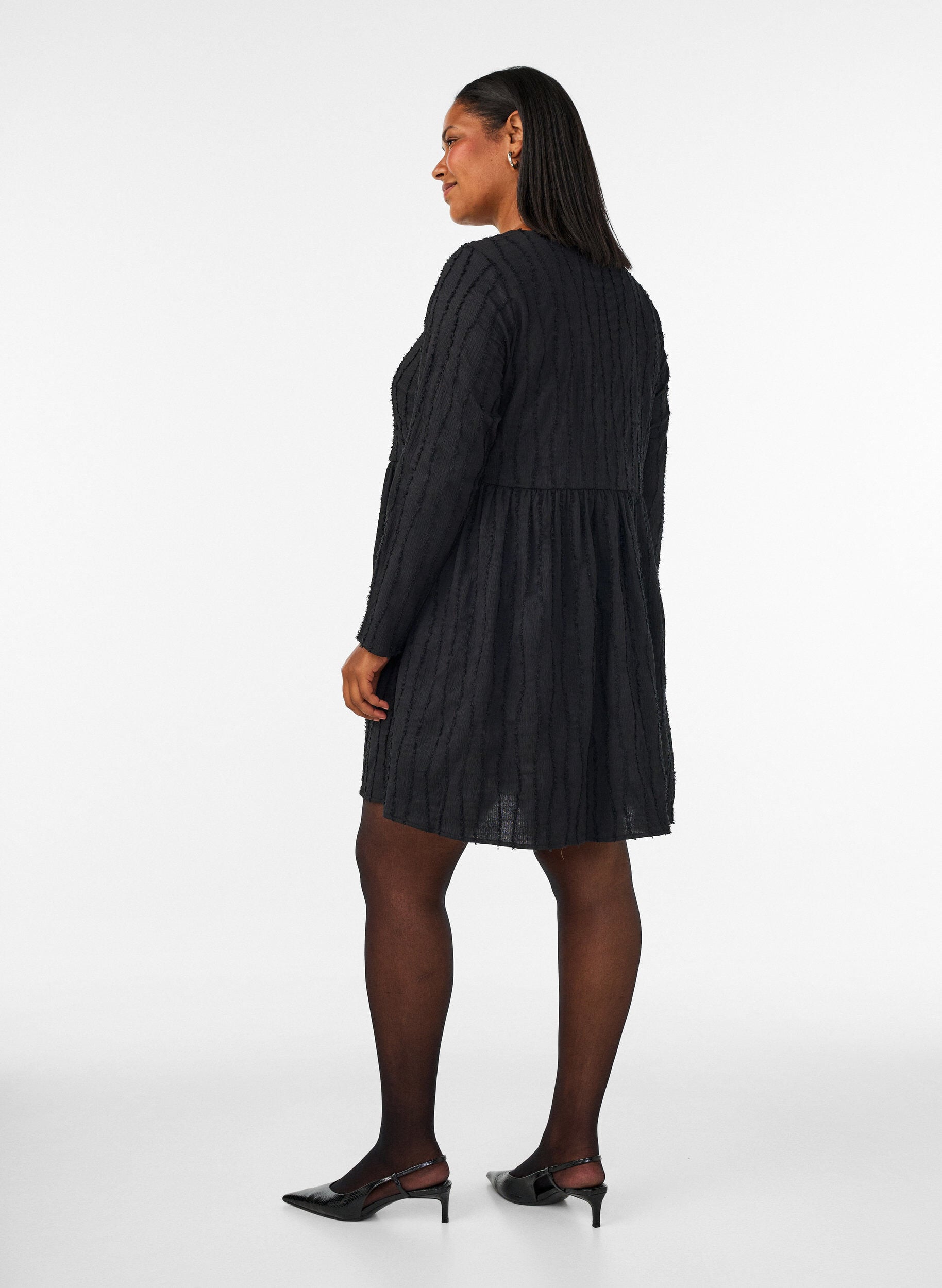 ZizziKort jersey&shy;kjole med b&oslash;lget strukturm&oslash;nster, Sort, Model image number 2