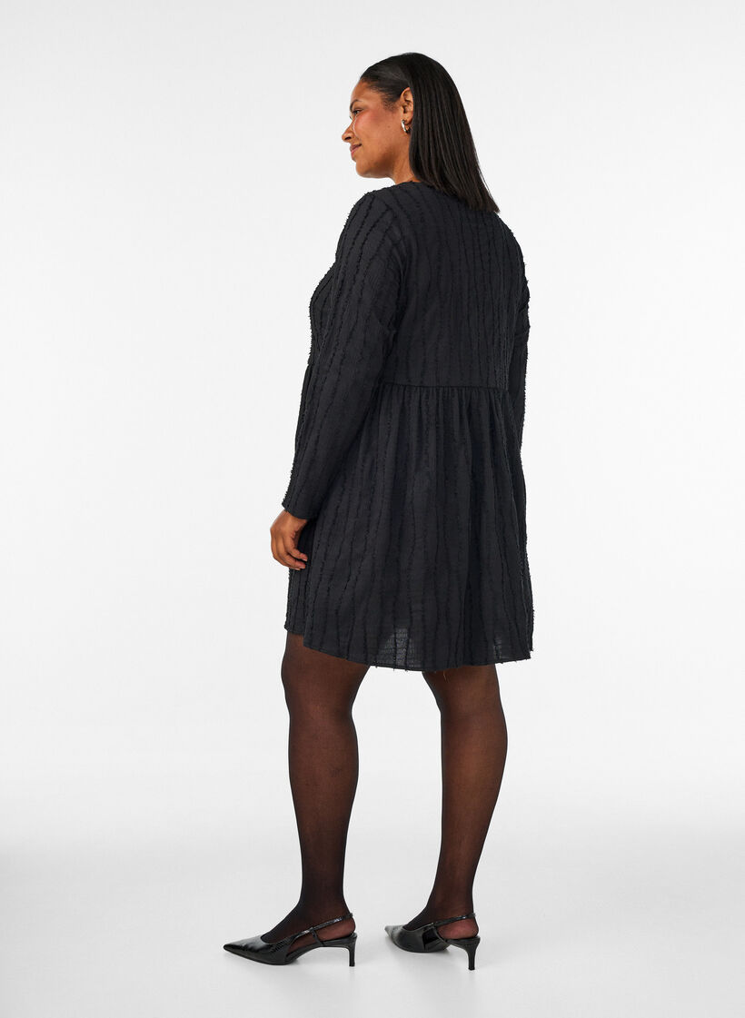Kort jersey&shy;kjole med b&oslash;lget strukturm&oslash;nster, Sort, Model image number 2