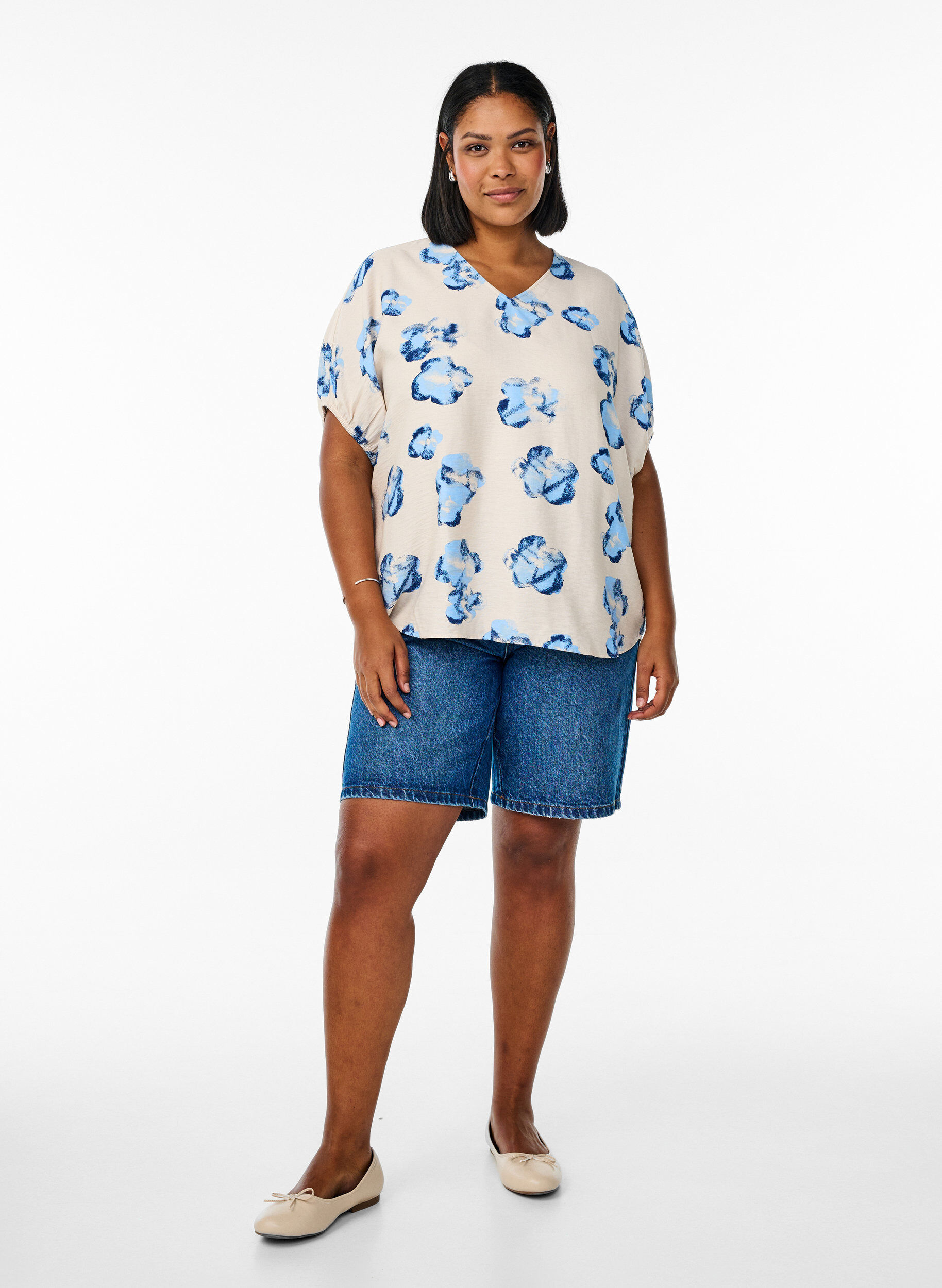 Zizzi L&oslash;s bluse med print og V-udsk&aelig;ring, Hvid, Model image number 1