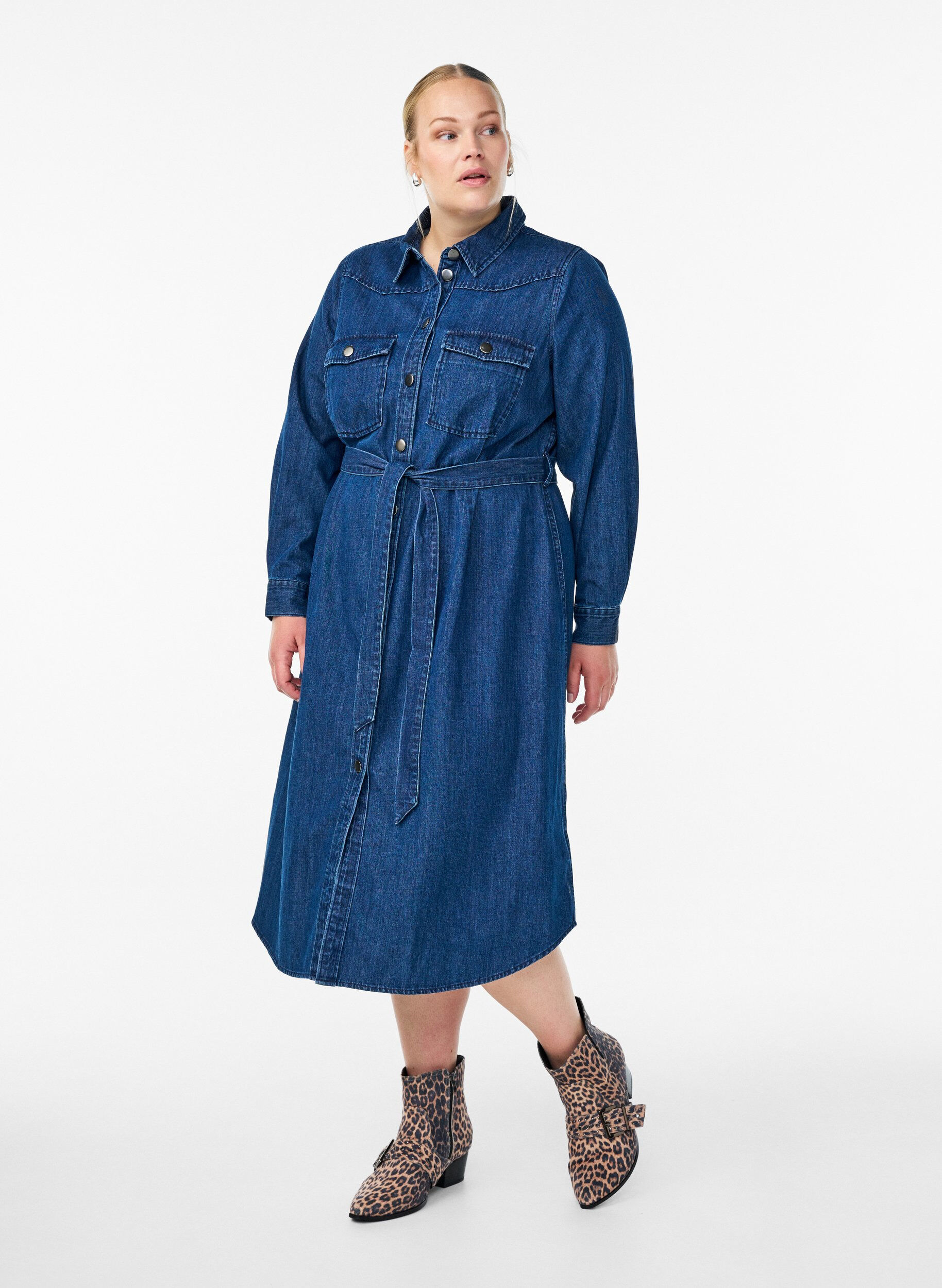 Zizzi Midi denimkjole med bindeb&aelig;lte, Bl&aring;, Model image number 0