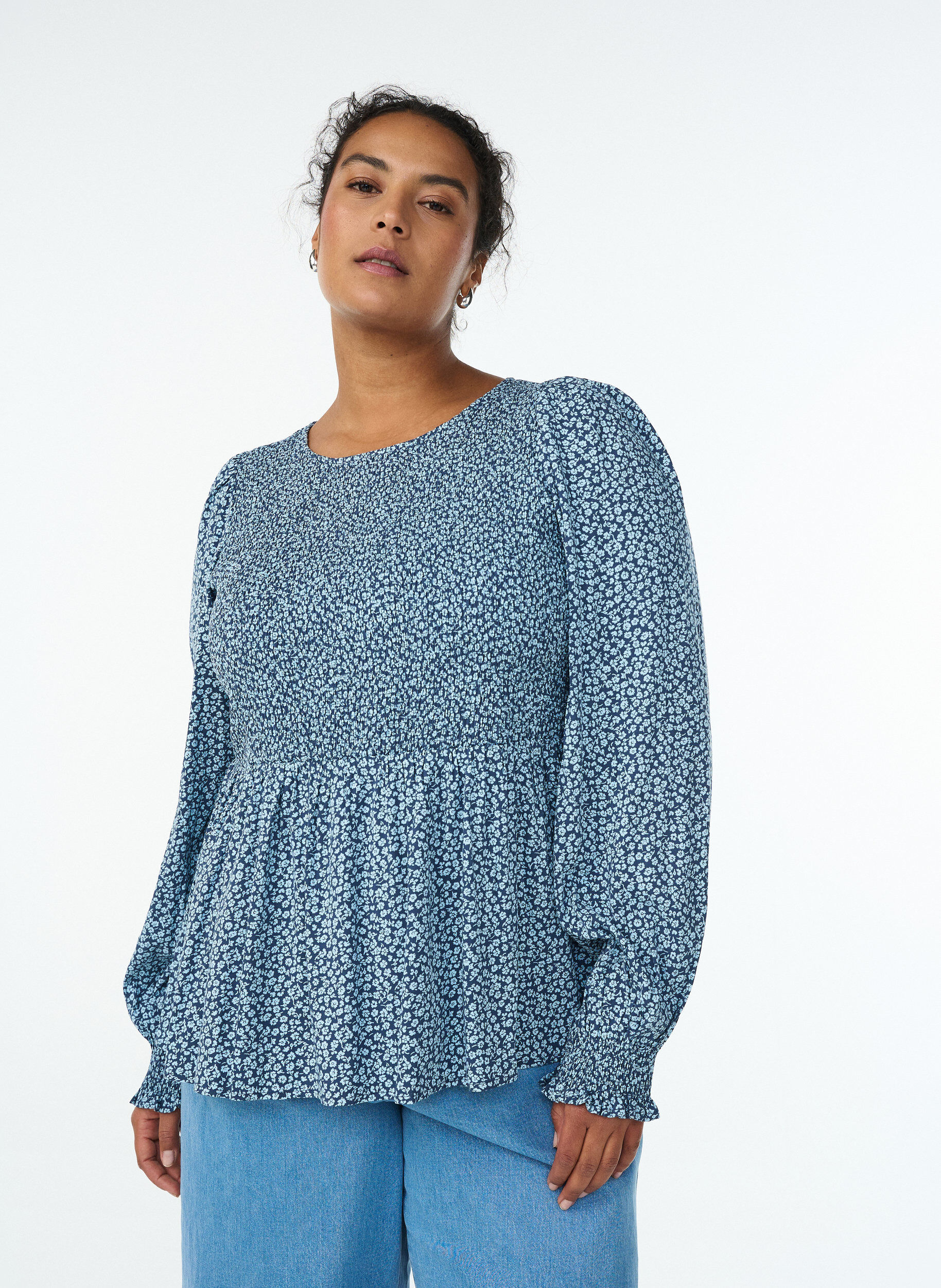 ZizziBluse med smockoverdel og blomsterprint, Bl&aring;, Model image number 0