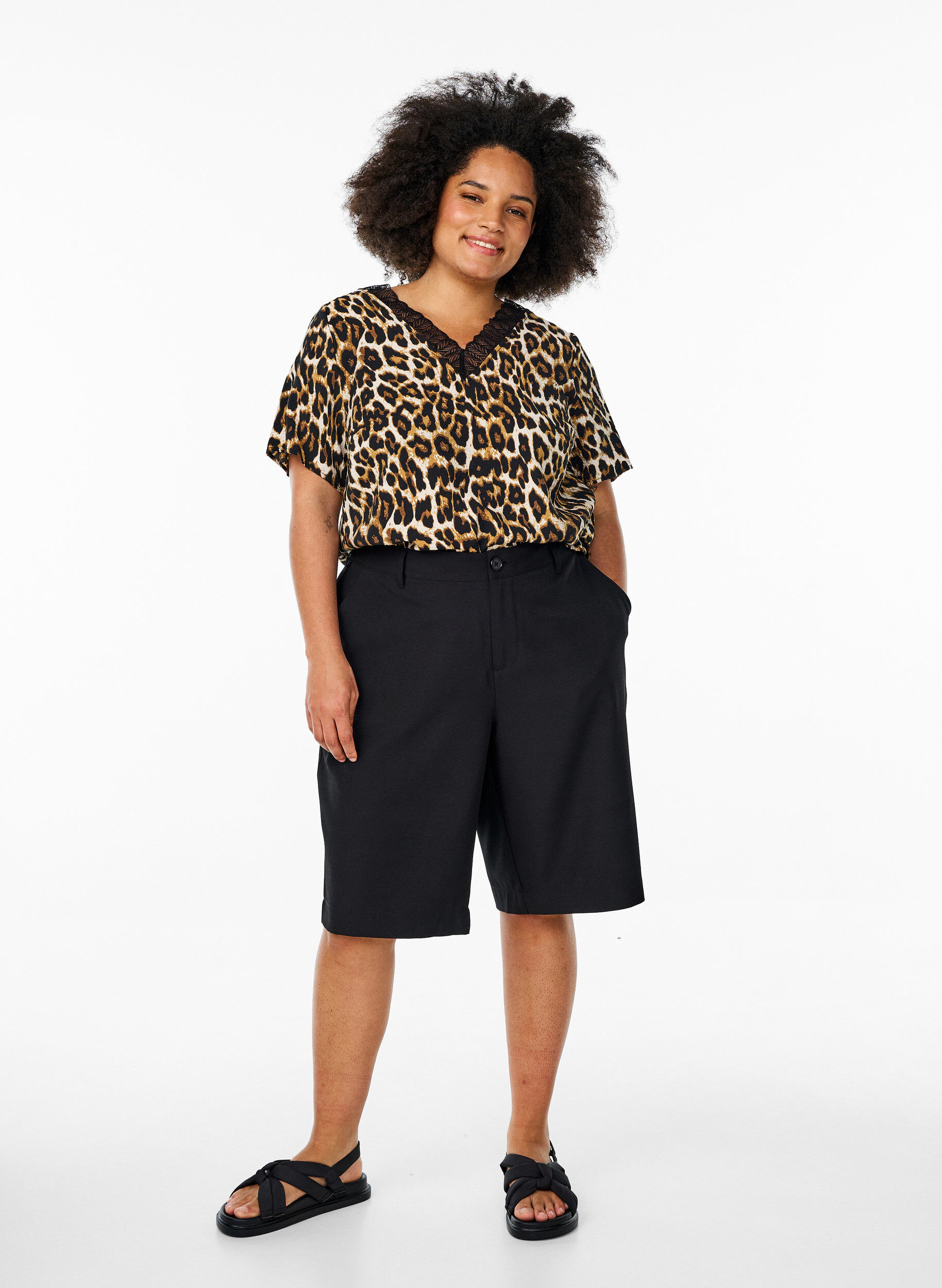 Zizzi Kort&aelig;rmet bluse i viskose med blondekant, Brun, Model image number 1