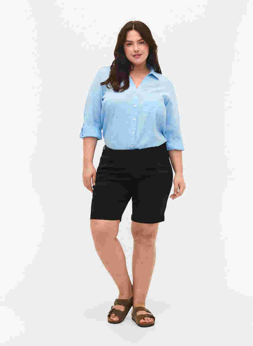 Slim fit Emily shorts med normal talje, Black solid, Model image number 2