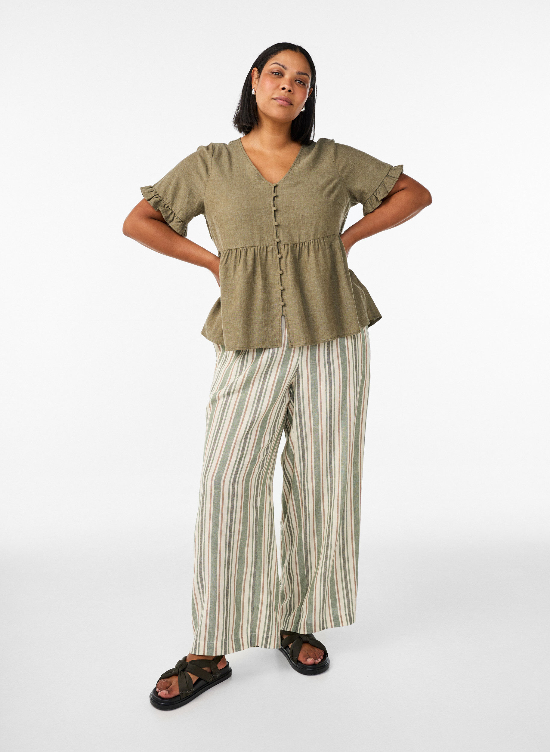 Zizzi Bluse i h&oslash;r og viskose med V-udsk&aelig;ring og knaplukning, Gr&oslash;n, Model image number 1