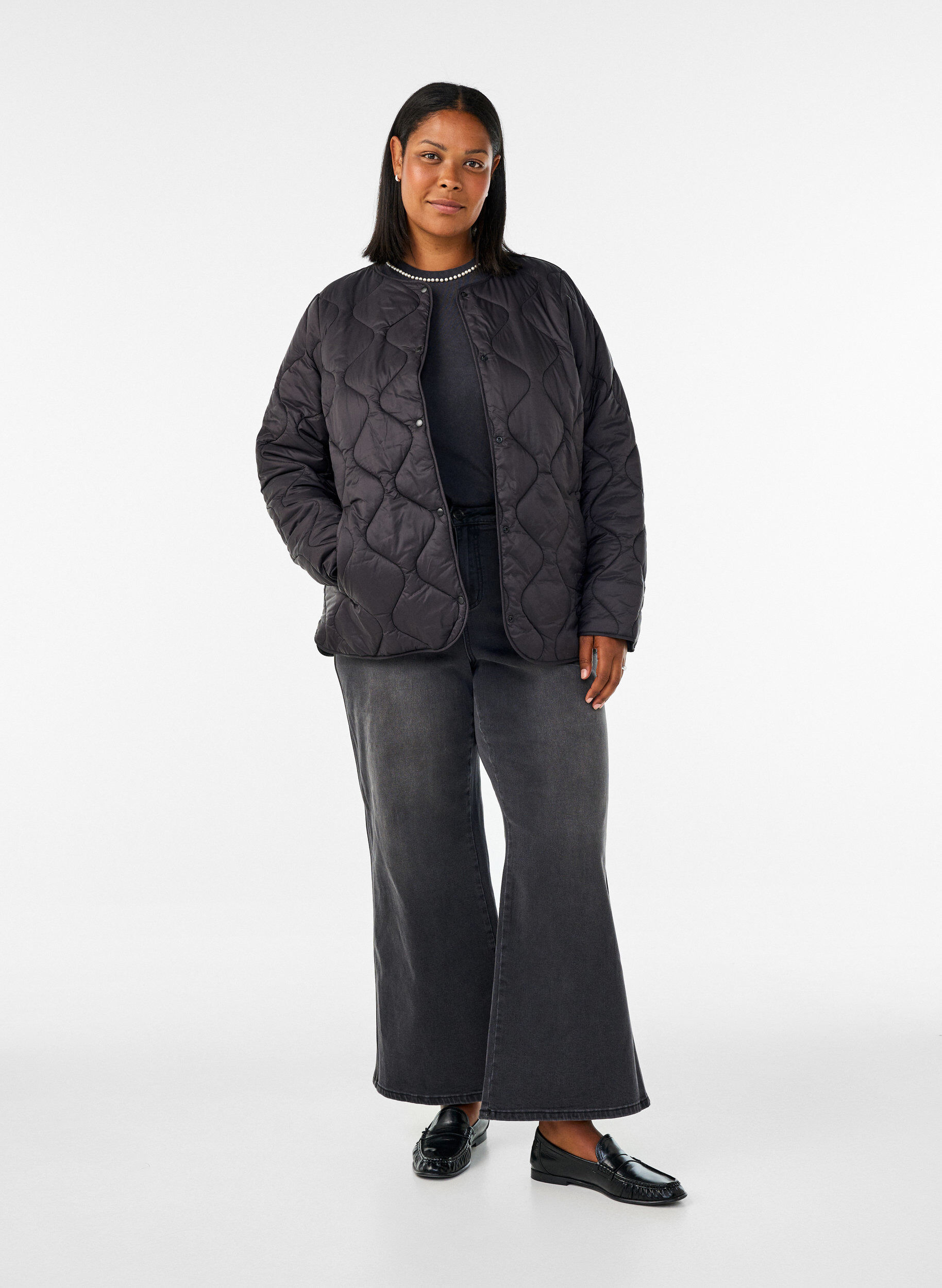 ZizziQuiltet jakke med trykknapper og rund hals, Sort, Model image number 1