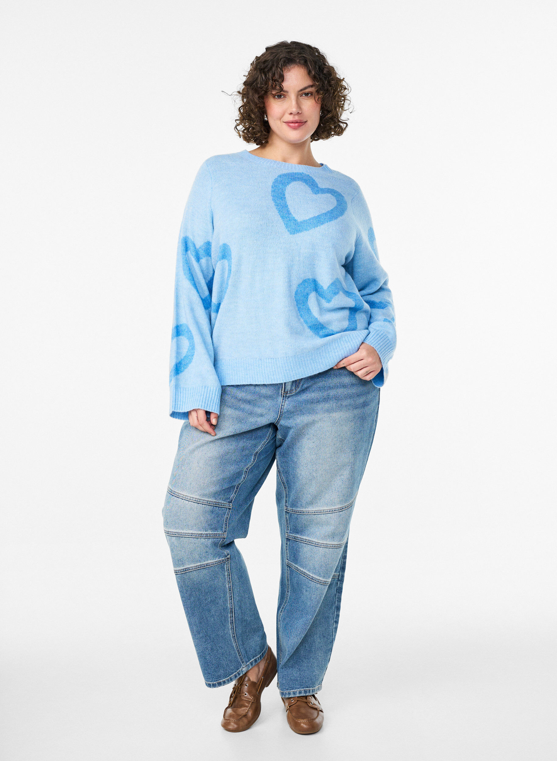 Zizzi Strikbluse med store hjerter og rund hals, Bl&aring;, Model image number 1