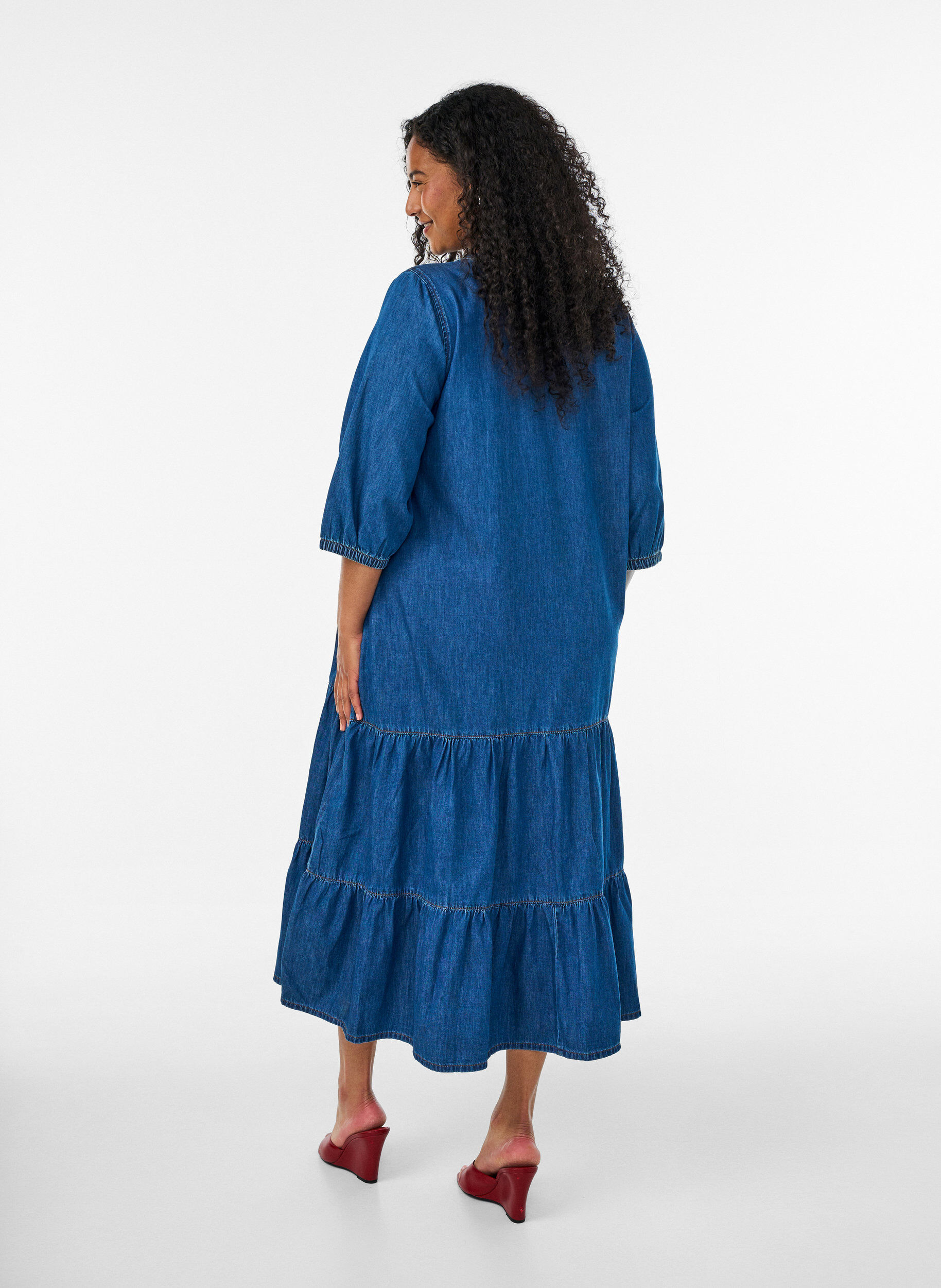 ZizziDenimkjole i maxil&aelig;ngde med fl&aelig;sesk&aelig;ringer, Bl&aring;, Model image number 1