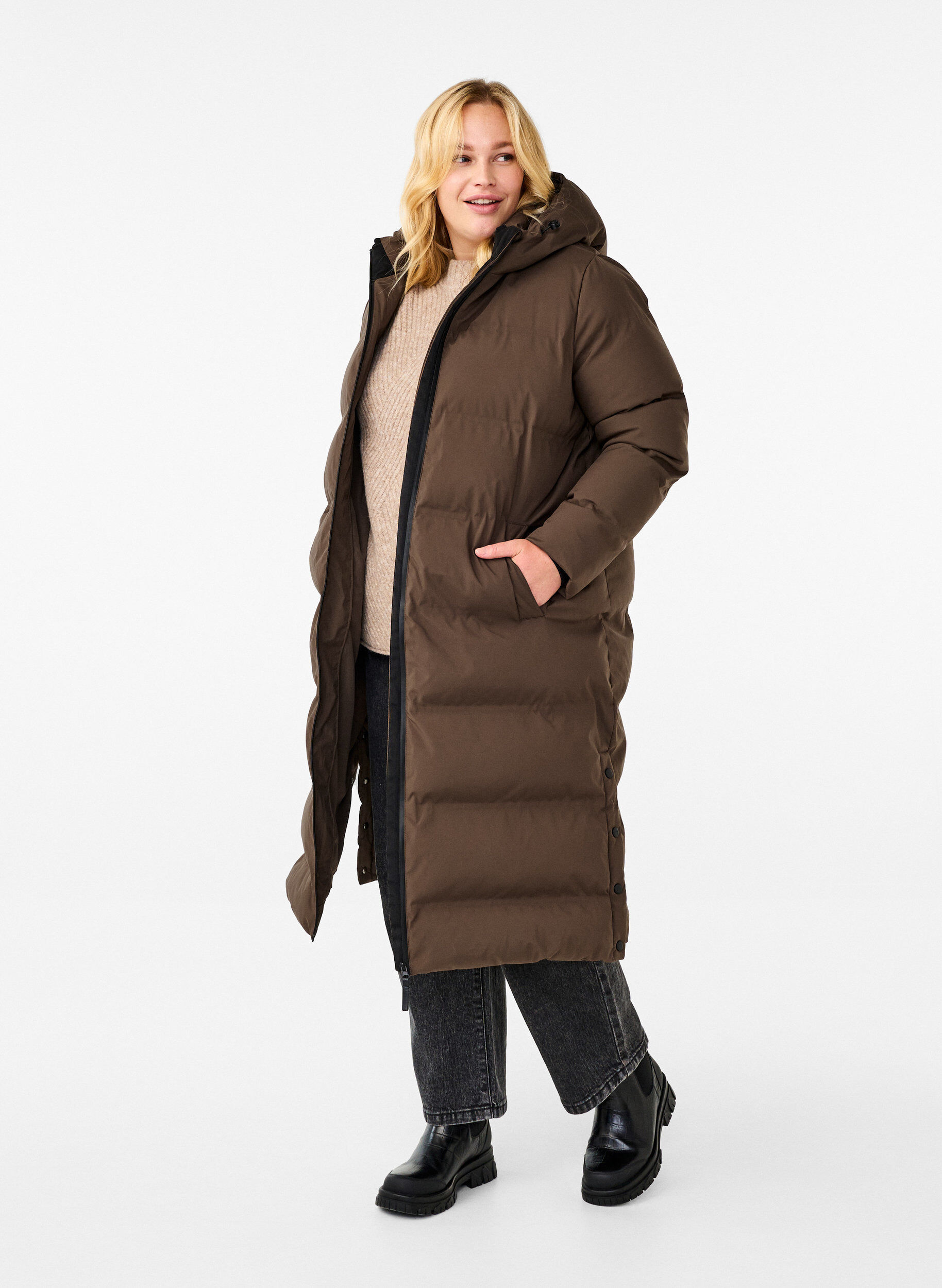 Zizzi Lang puffer vinterjakke med h&aelig;tte, Brun, Model image number 1