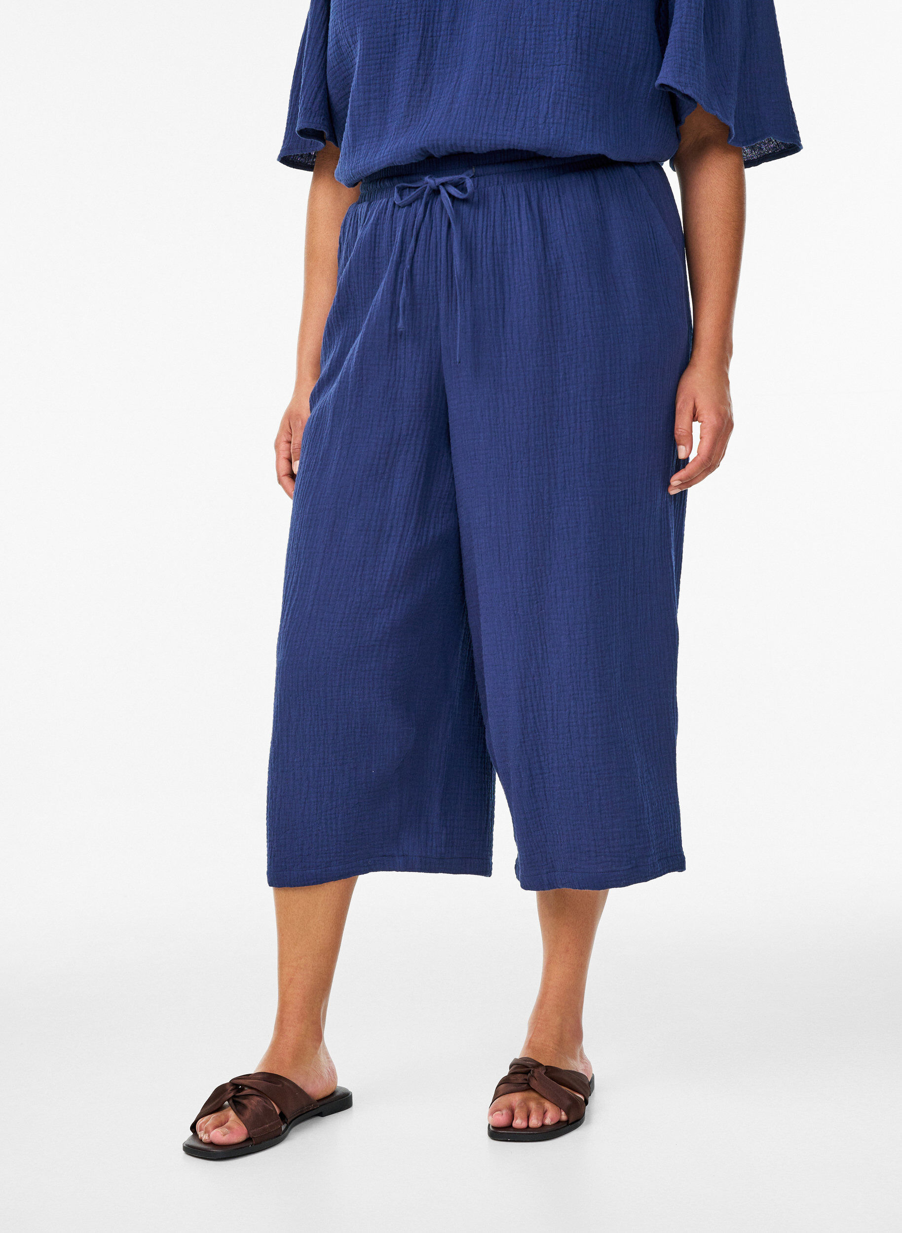 Zizzi Bluse i bomuldsmusselin med broderie anglaise og 1/2 &aelig;rmer, Bl&aring;, Model image number 3