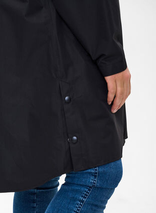 Regnjakke med lommer og hætte, Black, Model image number 2