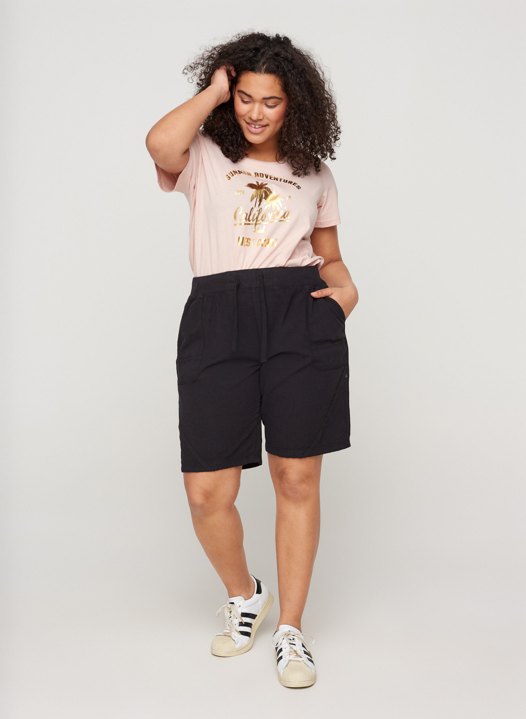 Zizzi L&oslash;se shorts med lommer i bomuld, Sort, Model image number 1