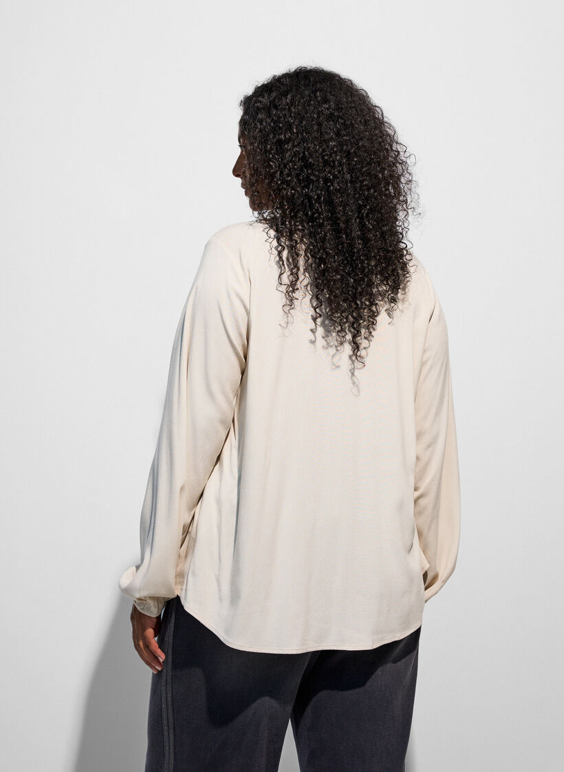 Viskosebluse med V-hals og lange &aelig;rmer, Beige, Model image number 2