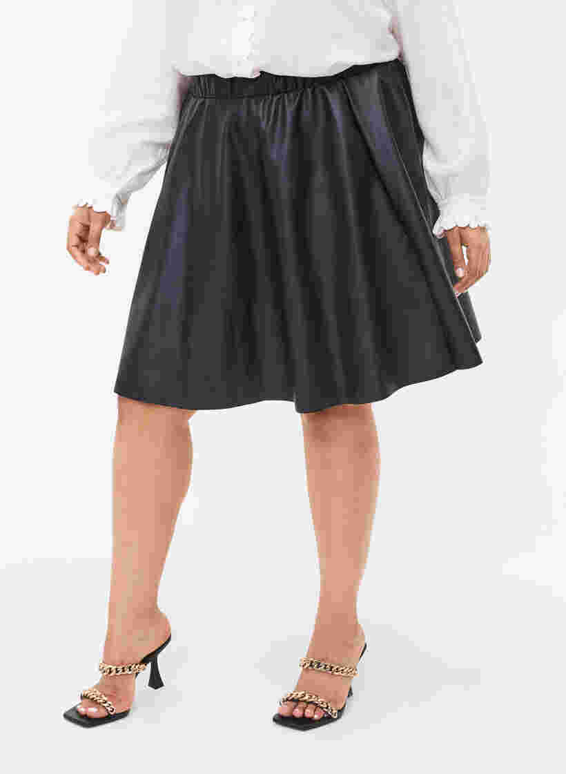Løs nederdel i imiteret læder, Black, Model image number 2