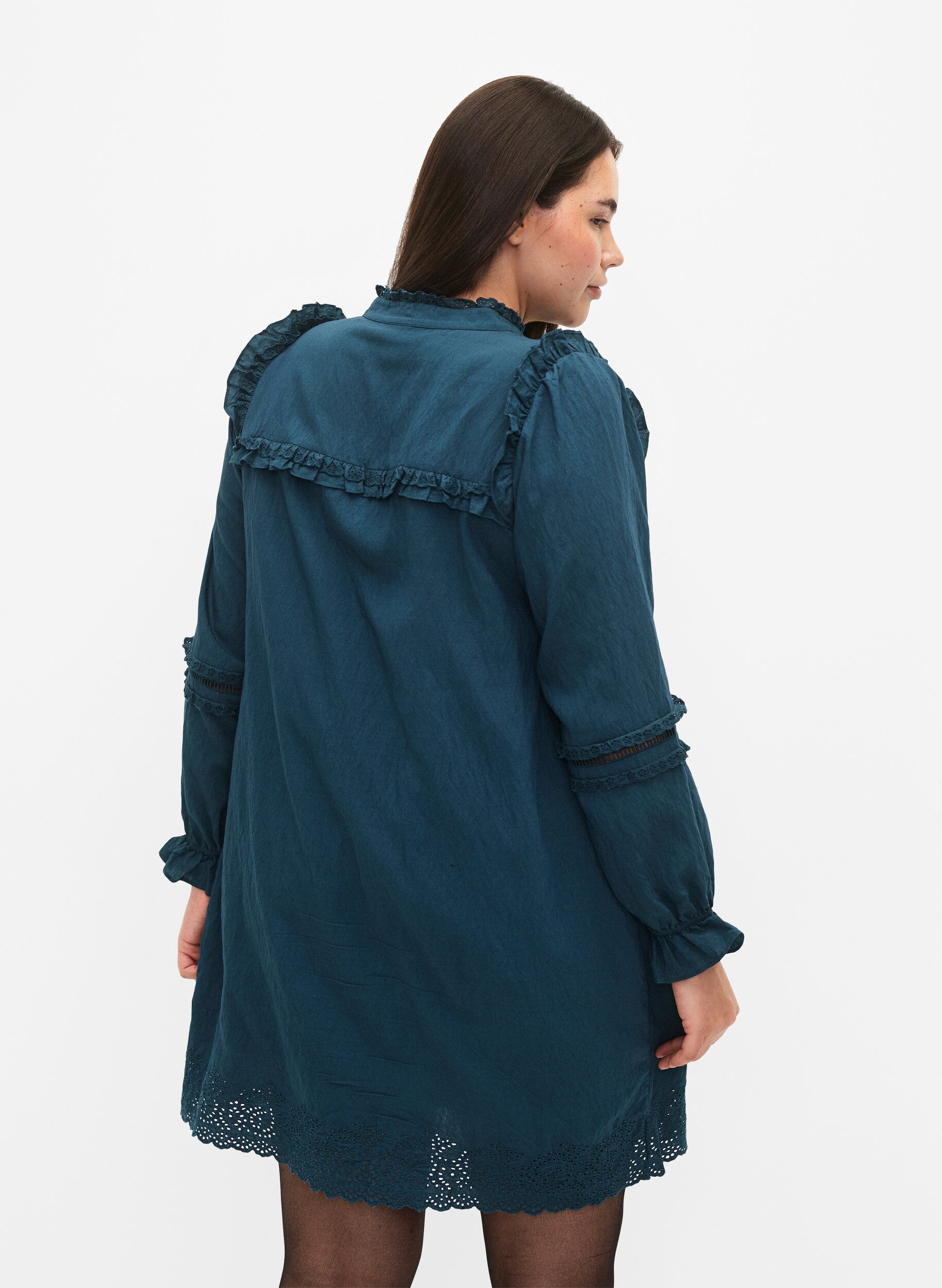 Zizzi Viskosekjole med broderie anglaise og fl&aelig;sedetaljer, Reflecting Pond, Model image number 1