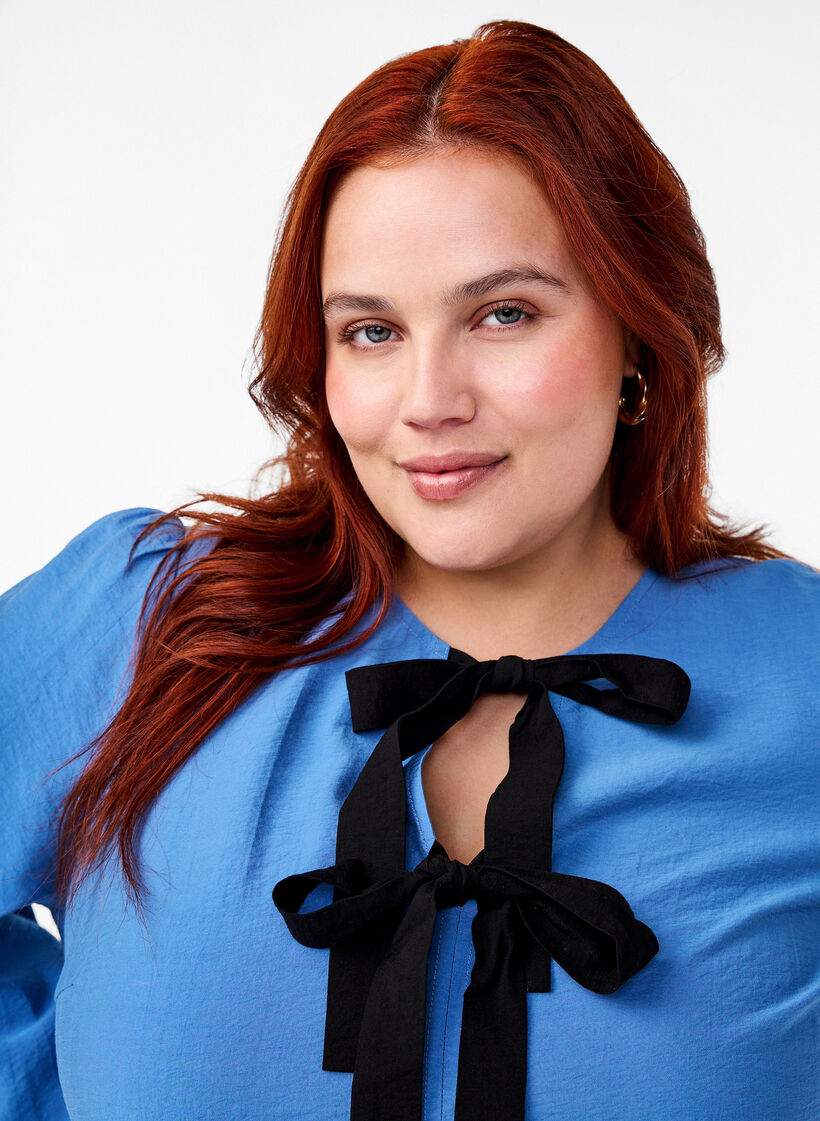 Viskosebluse med sløjfer og lange ærmer, Riverside Black Bow, Model image number 2
