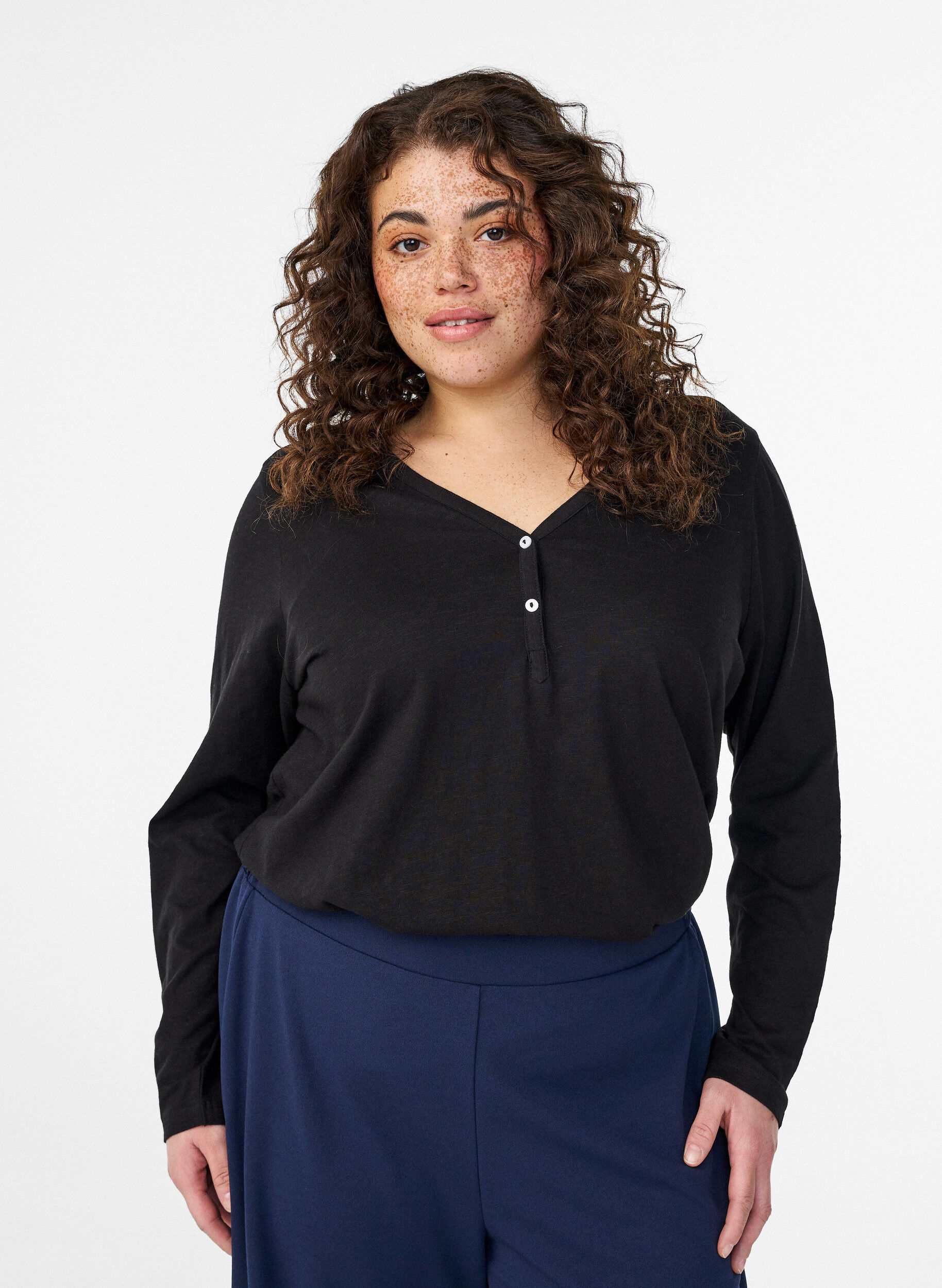 Lang&aelig;rmet t-shirt med V-hals og knapper, Sort, Model