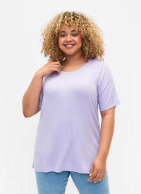 T-shirt i viskose med ribstruktur, Lavender, Model
