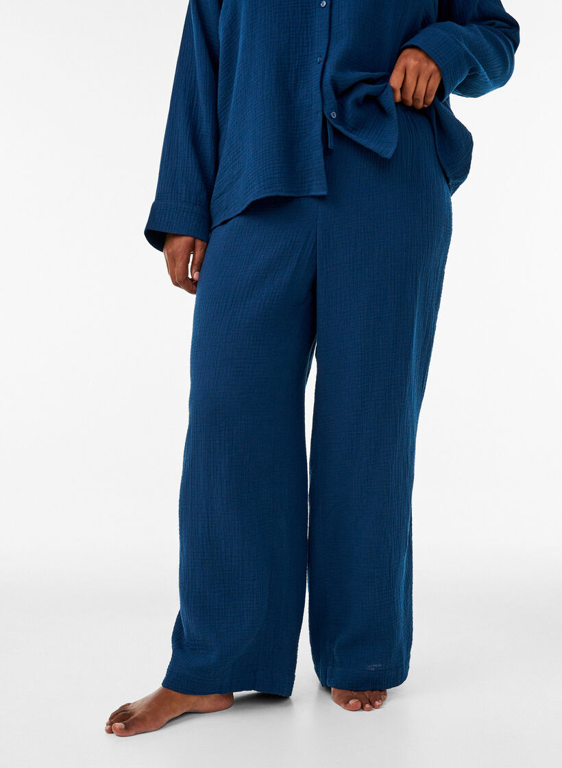 L&oslash;se pyjamasbukser i bomuldsmusselin, Bl&aring;, Model image number 2