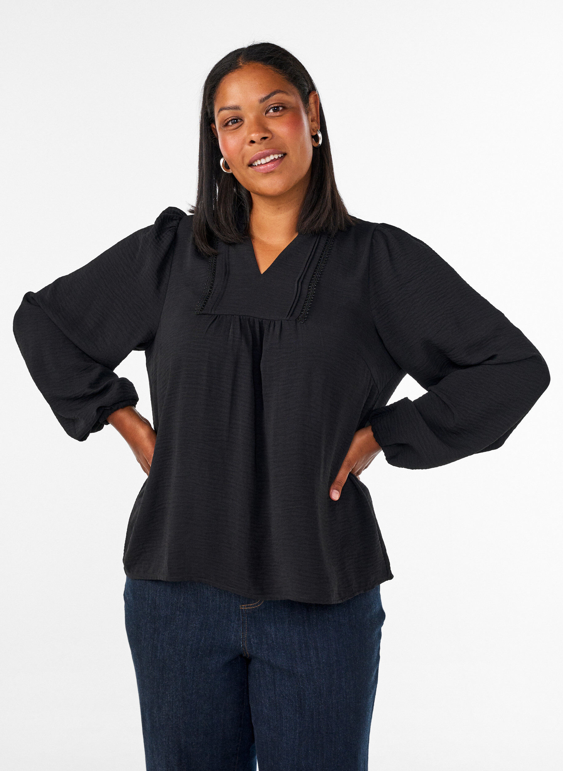 Bluse med V-udsk&aelig;ring og crochetb&aring;nd, Sort, Model