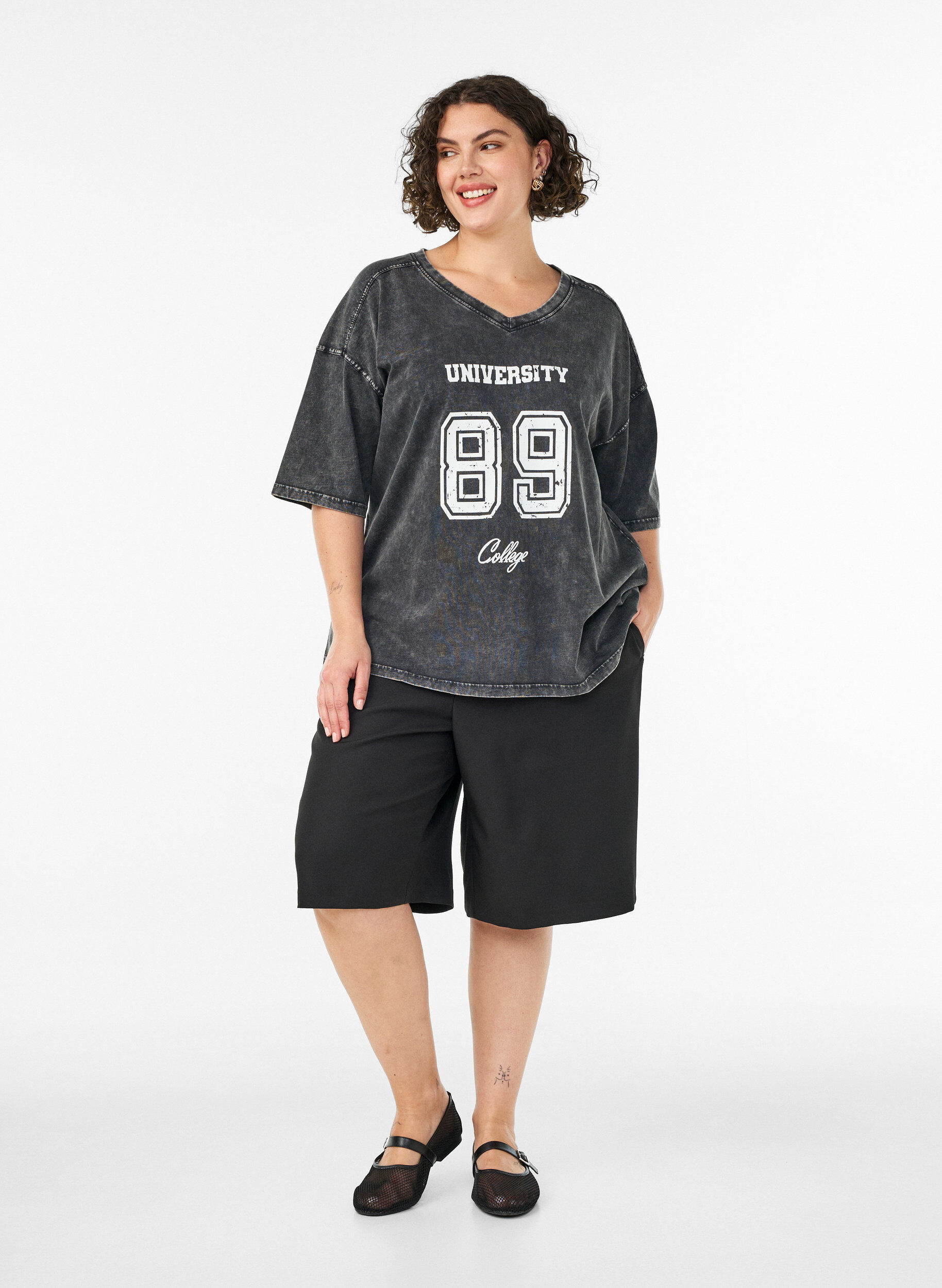 ZizziOversize T-shirt i &oslash;kologisk bomuld med college print, Sort, Model image number 1