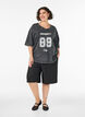 Oversize T-shirt i &oslash;kologisk bomuld med college print, Sort, Model image number 1