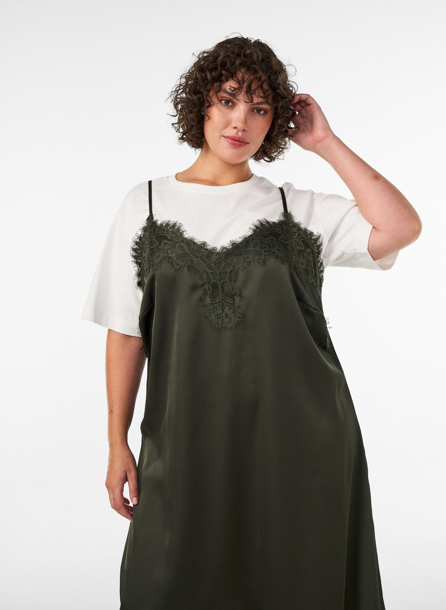 ZizziSatinkjole med blonde og asymmetrisk kant, Gr&oslash;n, Model image number 3