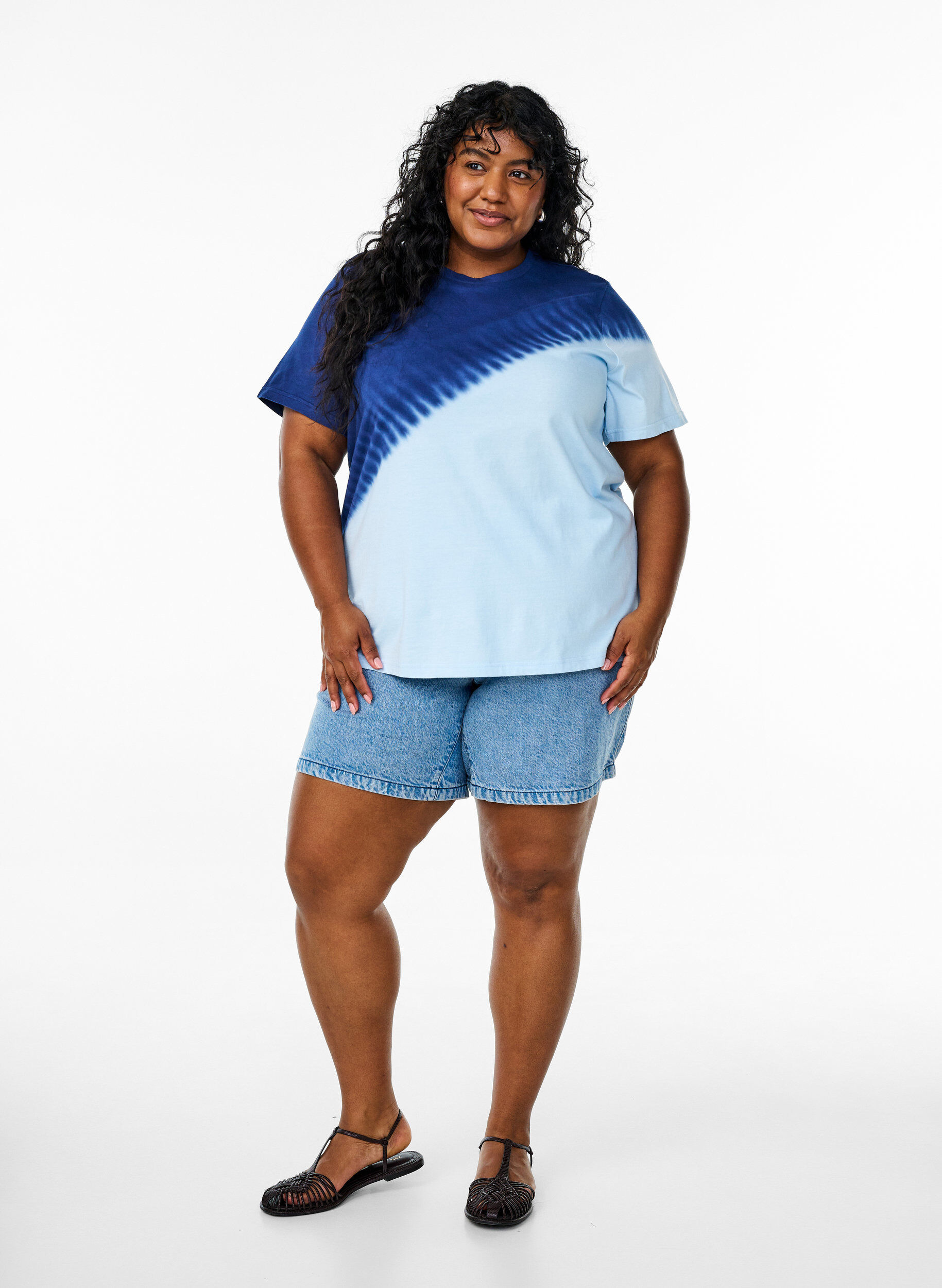 Zizzi Dip dye t-shirt i &oslash;kologisk bomuld, Bl&aring;, Model image number 1