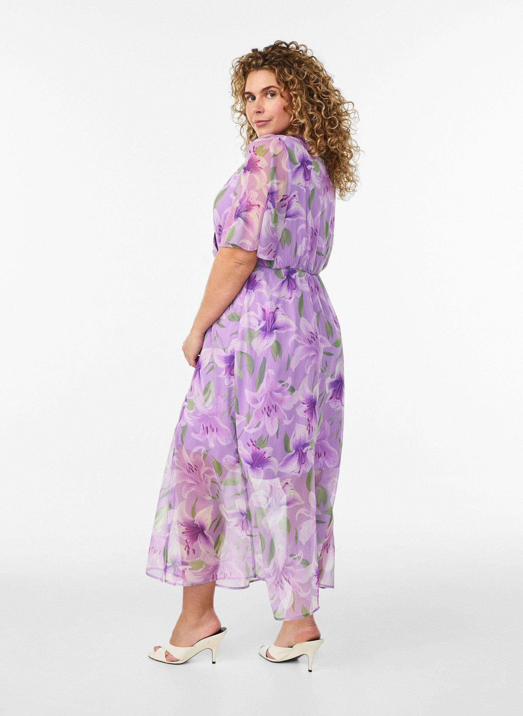 Zizzi Lang chiffonkjole med blomsterprint og korte &aelig;rmer, Lilla, Model image number 1