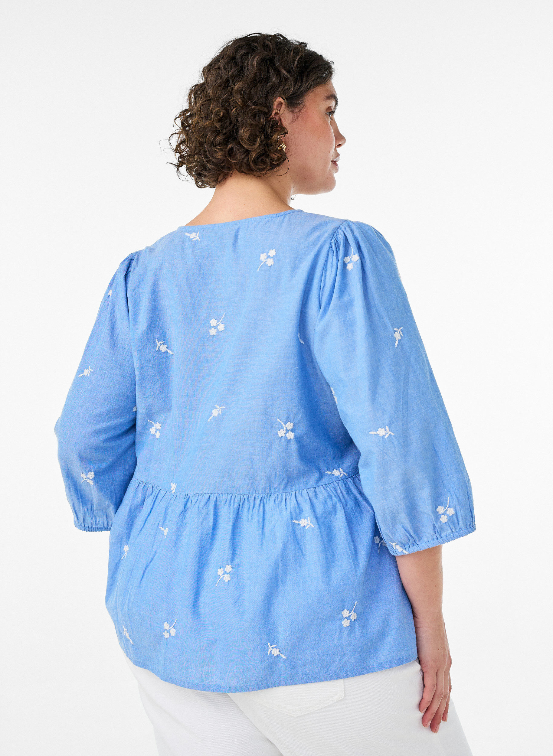 ZizziBluse i bomuld med broderede blomster og knaplukning, Bl&aring;, Model image number 2
