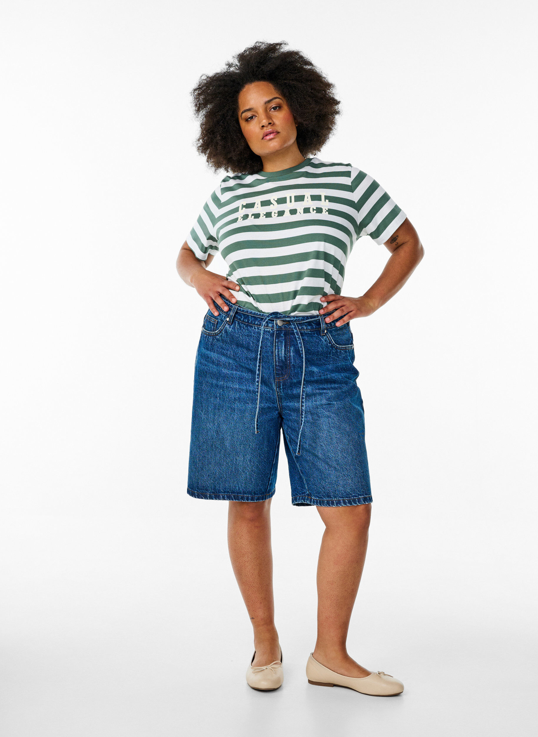 Zizzi T-shirt i &oslash;kologisk bomuld med striber og tekst, Gr&oslash;n, Model image number 1