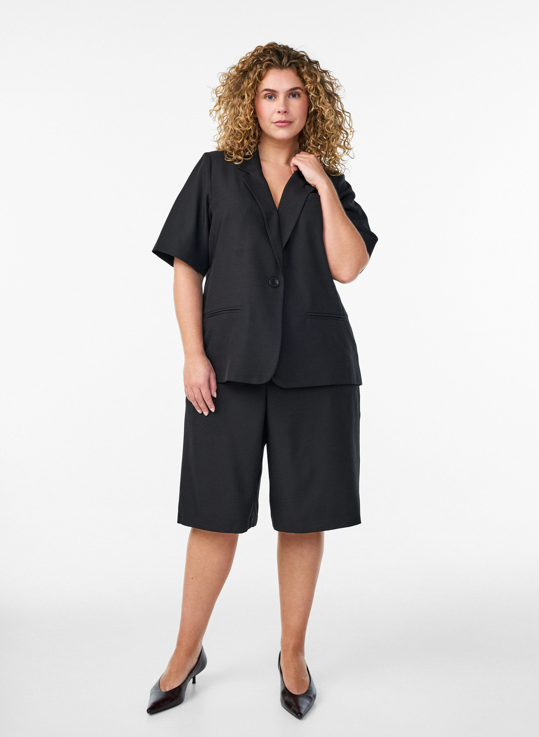 Zizzi Blazer med korte &aelig;rmer og reverskrave, Sort, Model image number 1
