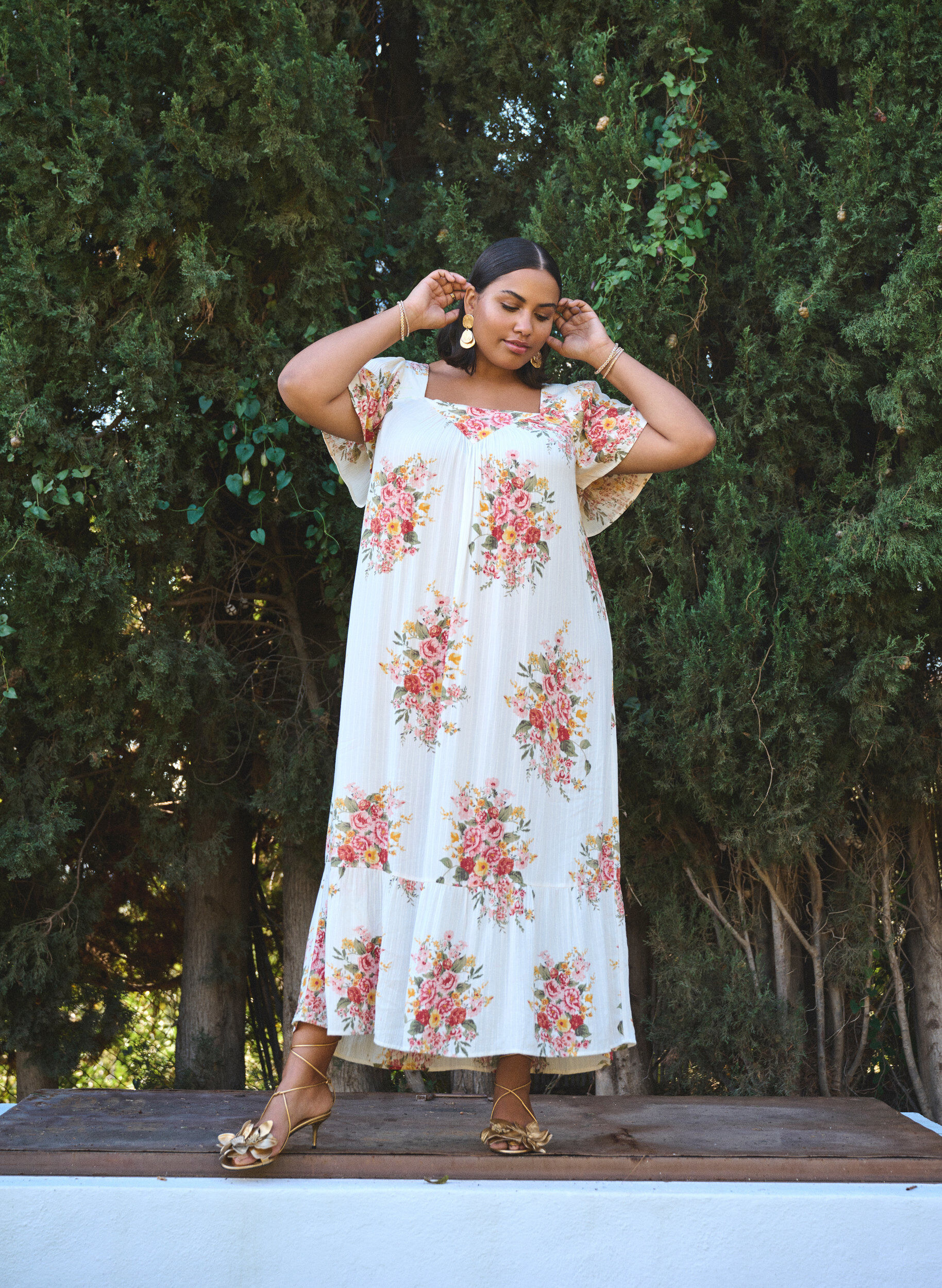 Lang kjole med firkantet udsk&aelig;ring og blomstermotiver